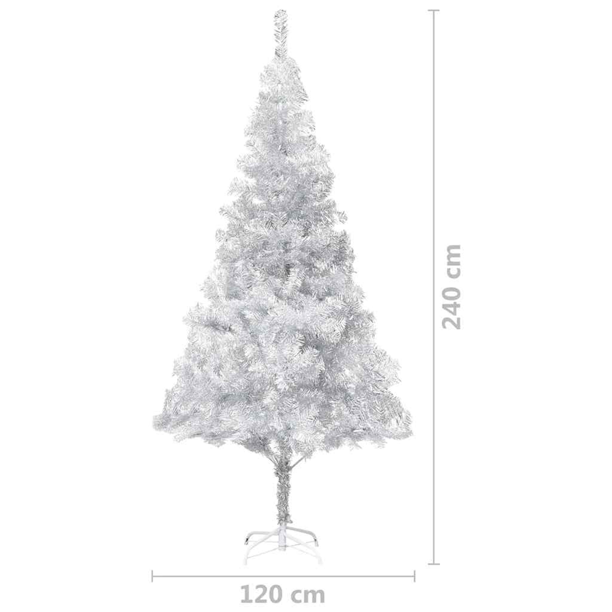 Ein silberner Weihnachtsbaum auf weißem Hintergrund. Er ist 240 cm hoch und 120 cm breit. Der Baum hat einen Metallständer.