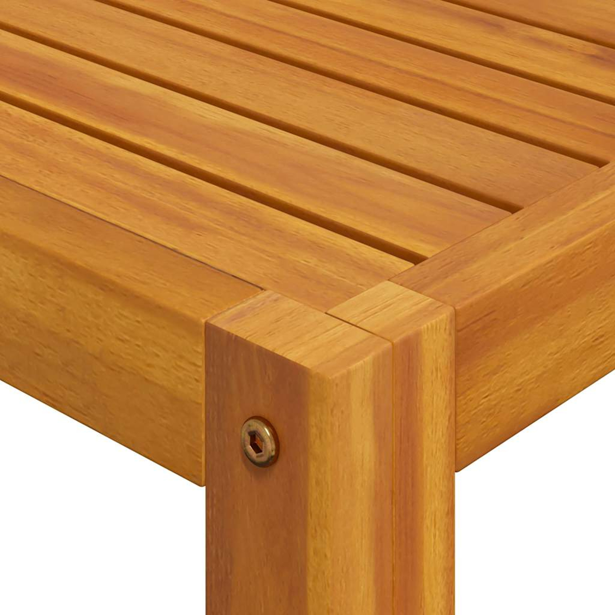 Nahaufnahme einer Holztischecke. Der Tisch besteht aus hellbraunen Planken. Eine Schraube ist sichtbar.
