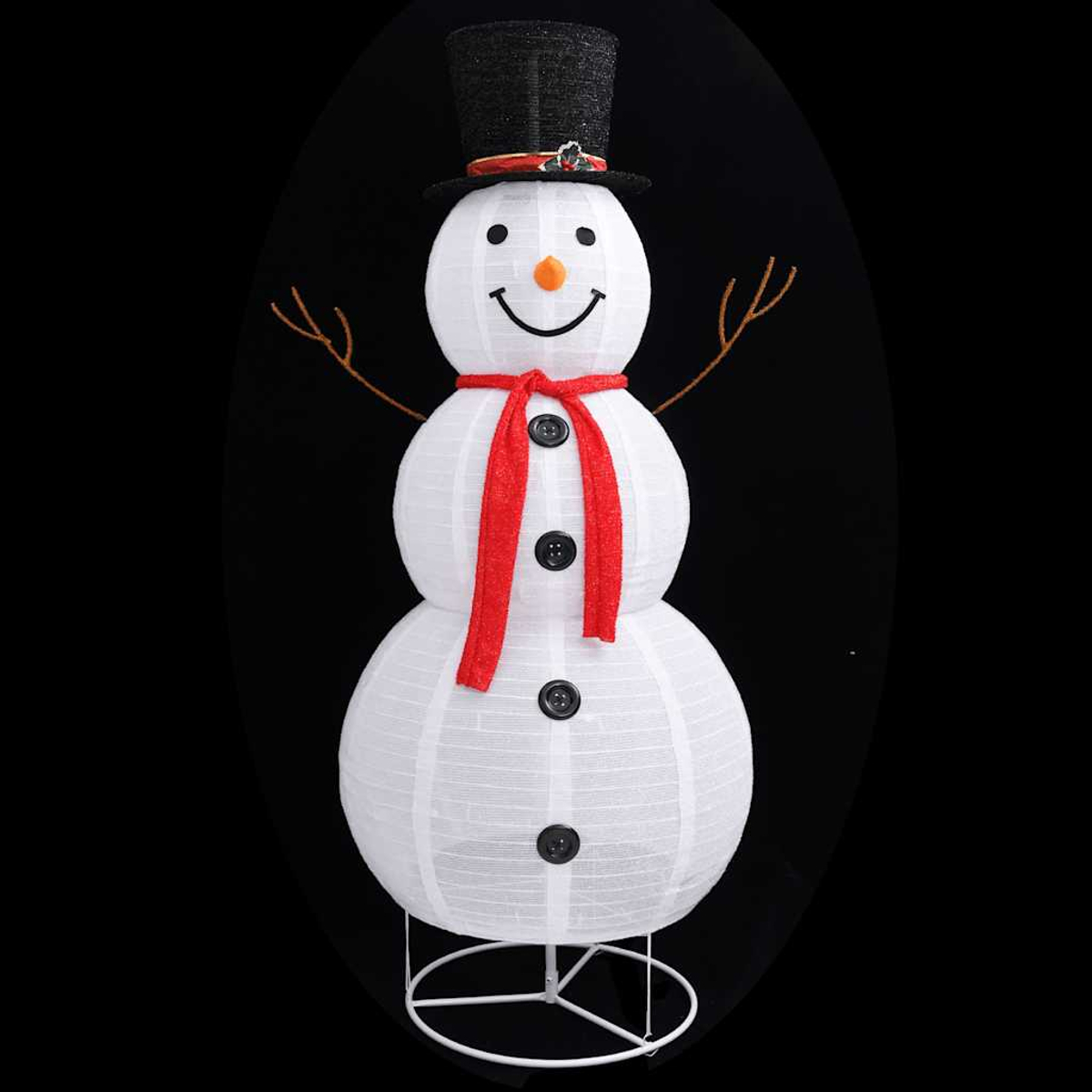 Ein weißer Schneemann mit schwarzem Hut, rotem Schal und schwarzen Knöpfen. Er hat Zweigarme und ein lächelndes Gesicht. Schwarzer Hintergrund.