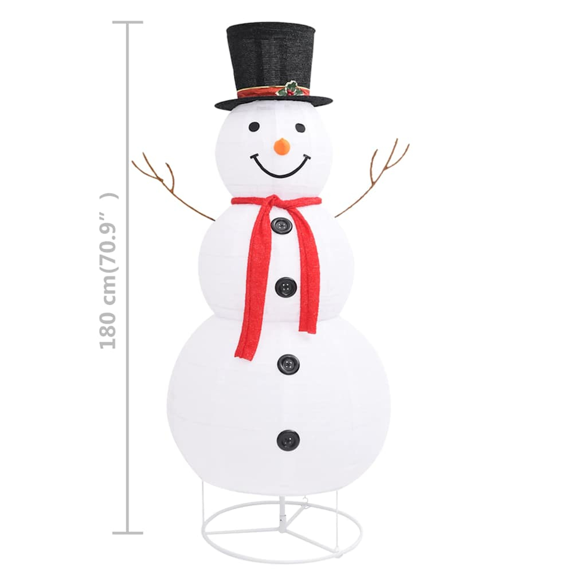 Eine Schneemann-Dekoration. Er hat einen schwarzen Zylinder, einen roten Schal, schwarze Knöpfe, Zweigarme und ein lächelndes Gesicht.