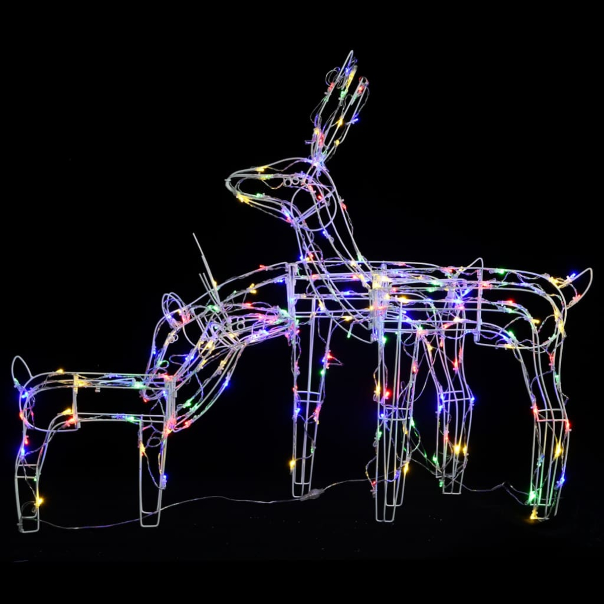 Zwei beleuchtete Drahtgerüst-Rentiere mit bunten Lichtern auf schwarzem Hintergrund. Eines ist größer mit Geweih, das andere kleiner.
