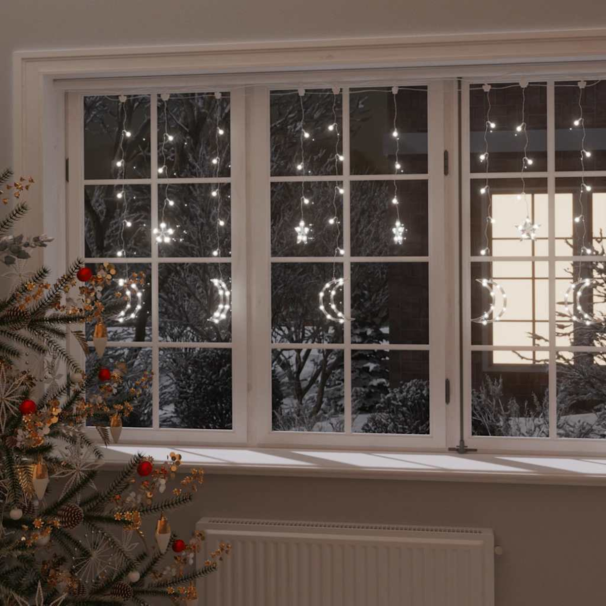 Ein Fenster mit Weihnachtsbeleuchtung, darunter Sterne und Halbmonde. Links ein Weihnachtsbaum. Draußen eine verschneite Szene.