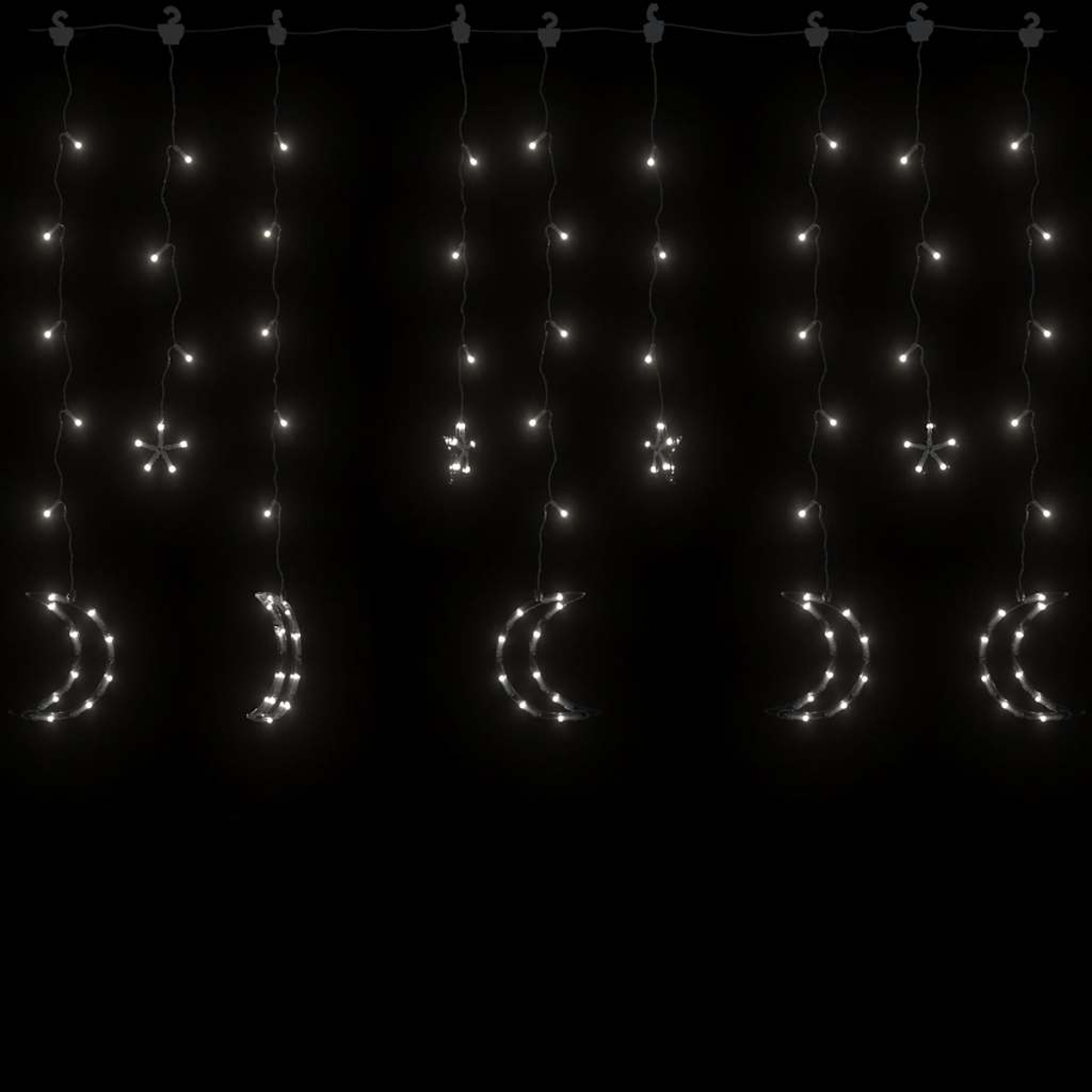 Lichterketten mit weißen Sternen und Halbmonden hängen vor schwarzem Hintergrund. Die Lichter sind beleuchtet.