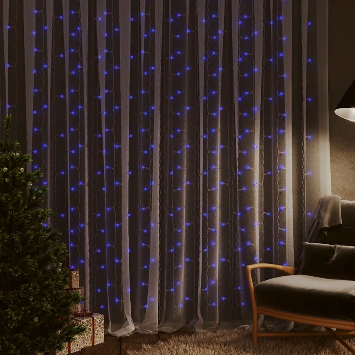 Vorhänge mit blauen Lichtern hängen, links ein Weihnachtsbaum, rechts ein Stuhl, und Geschenke unter dem Baum.