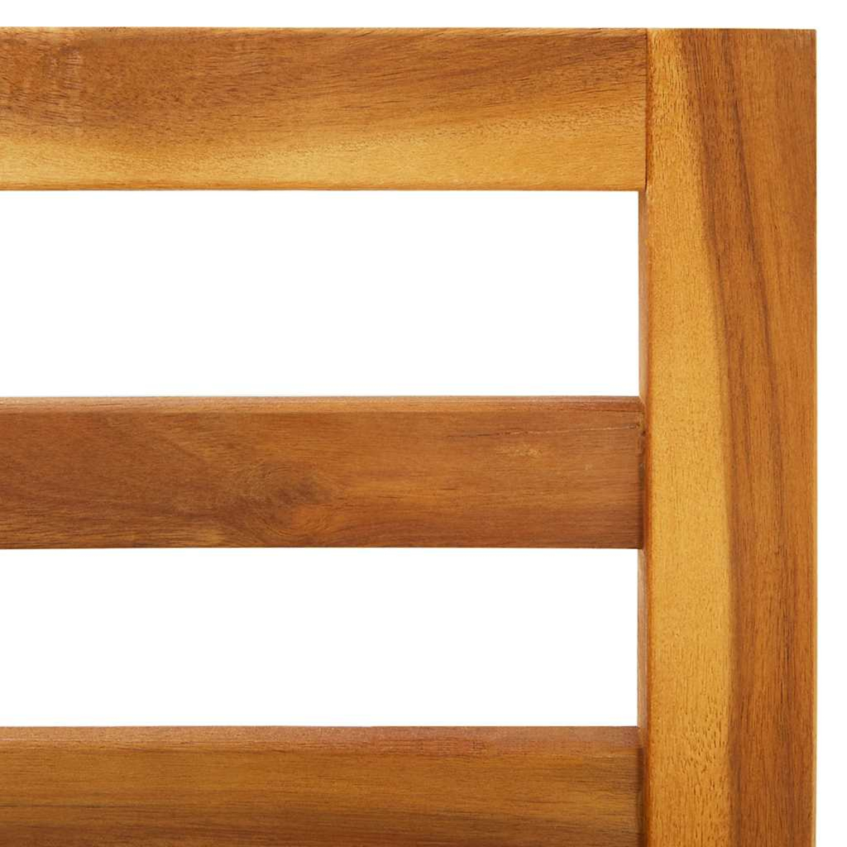 Nahaufnahme einer Holzstruktur mit horizontalen Lamellen und einem vertikalen Rahmen, alles in Brauntönen. Weiße Zwischenräume trennen die Lamellen.