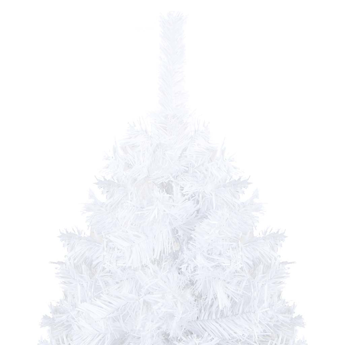 Ein weißer künstlicher Weihnachtsbaum vor weißem Hintergrund. Der Baum ist detailliert und strukturiert.