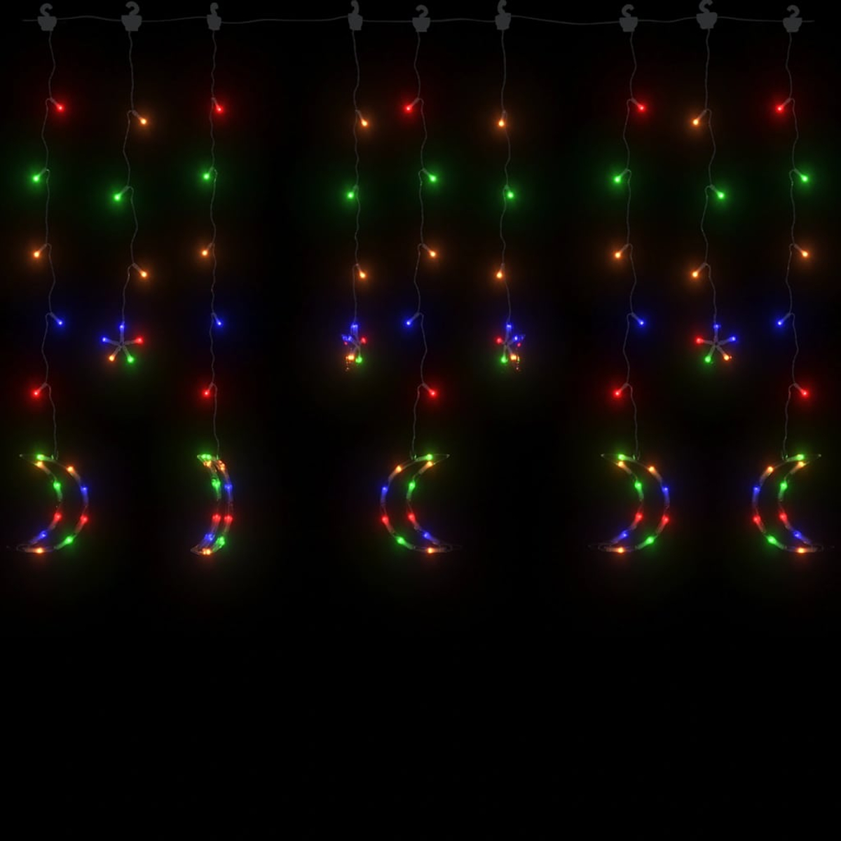 Lichterketten mit roten, grünen, blauen und gelben Glühbirnen. Halbmonde und Sterne leuchten im Dunkeln. Der Hintergrund ist schwarz.
