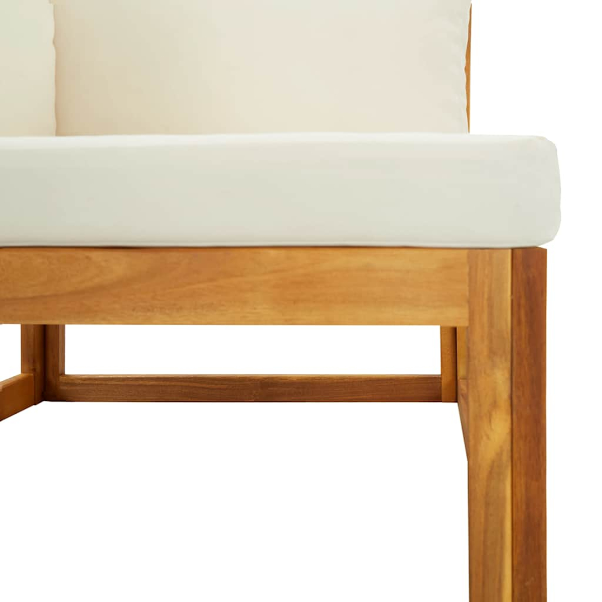 Nahaufnahme einer Holzbank mit hellen Kissen. Das Gestell ist aus braunem Holz und die Kissen sind hellbeige.