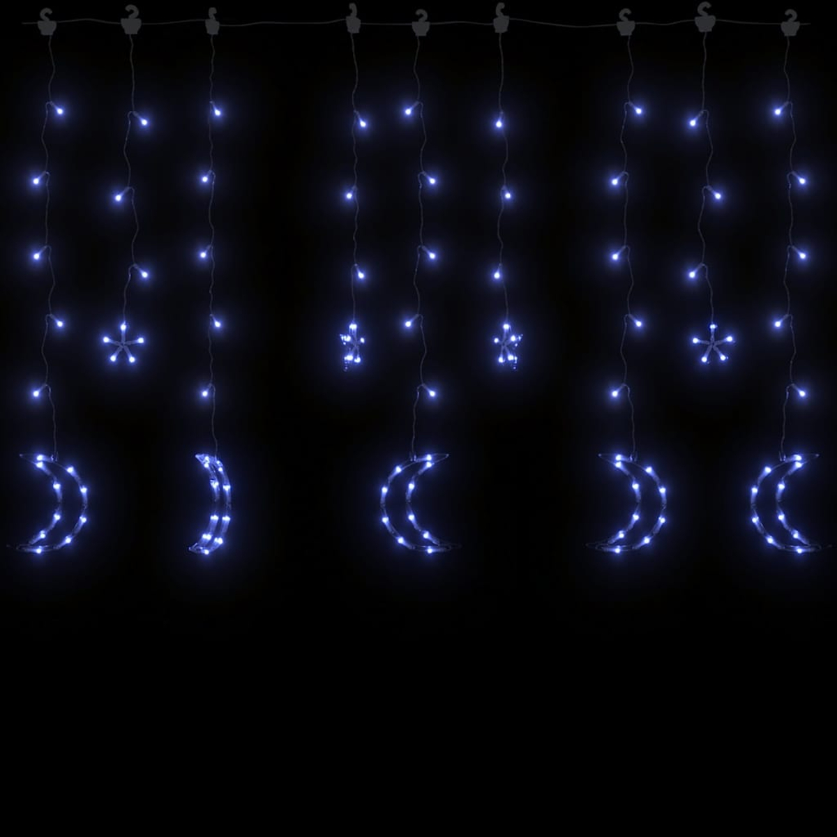 Lichterketten mit blauen LED-Monden und -Sternen hängen vor einem schwarzen Hintergrund. Die Lichter sind in einer Reihe angeordnet.