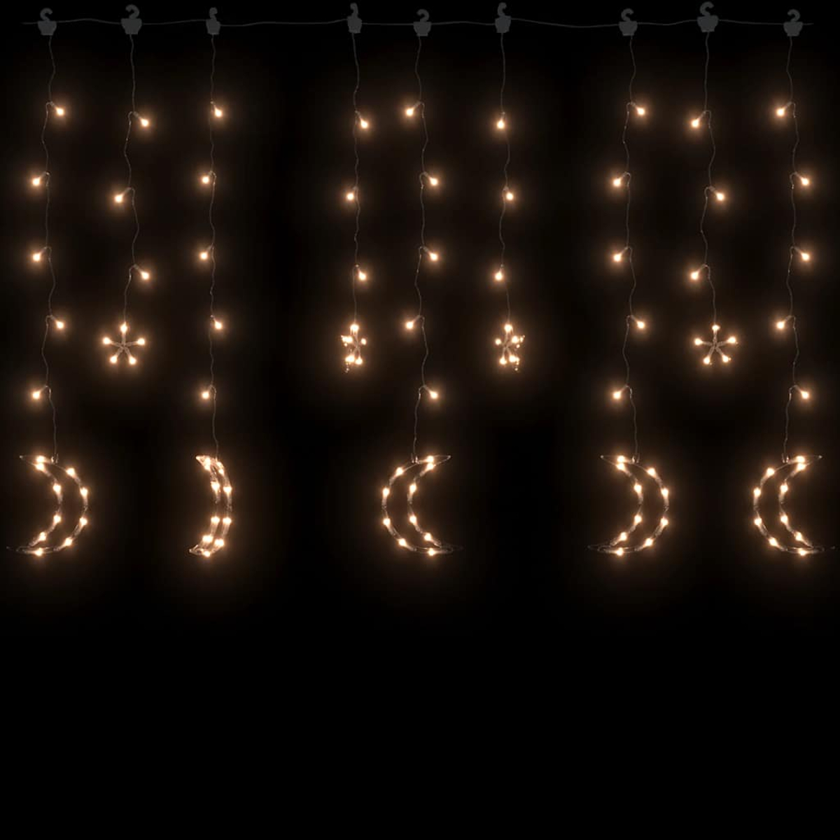 Lichterketten mit warmweißen LEDs in Form von Monden und Sternen hängen vor schwarzem Hintergrund, festliche Dekoration.