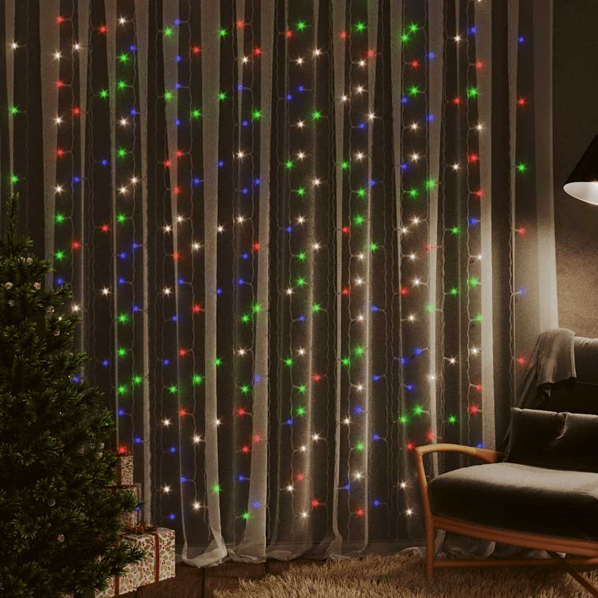 Weihnachtsbeleuchtung an Vorhängen. Links ist ein Weihnachtsbaum. Rechts ist ein Stuhl.