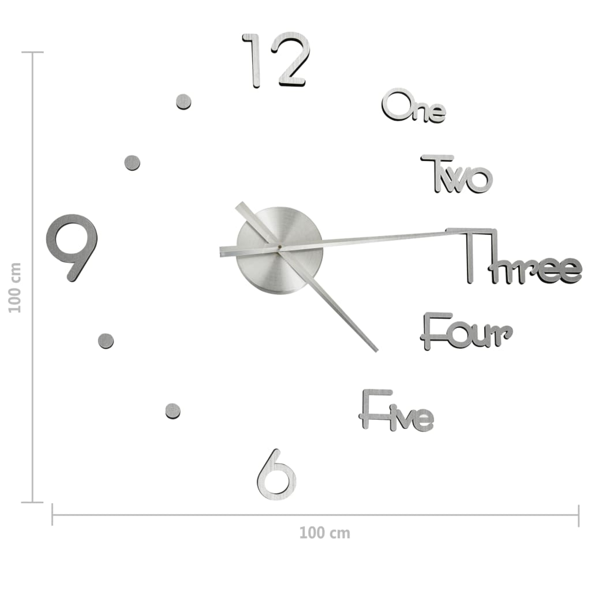 Eine moderne Wanduhr mit silbernen Zeigern und Ziffern, einschließlich '12', '9', '6' und Worten für andere Zahlen, vor weißem Hintergrund.