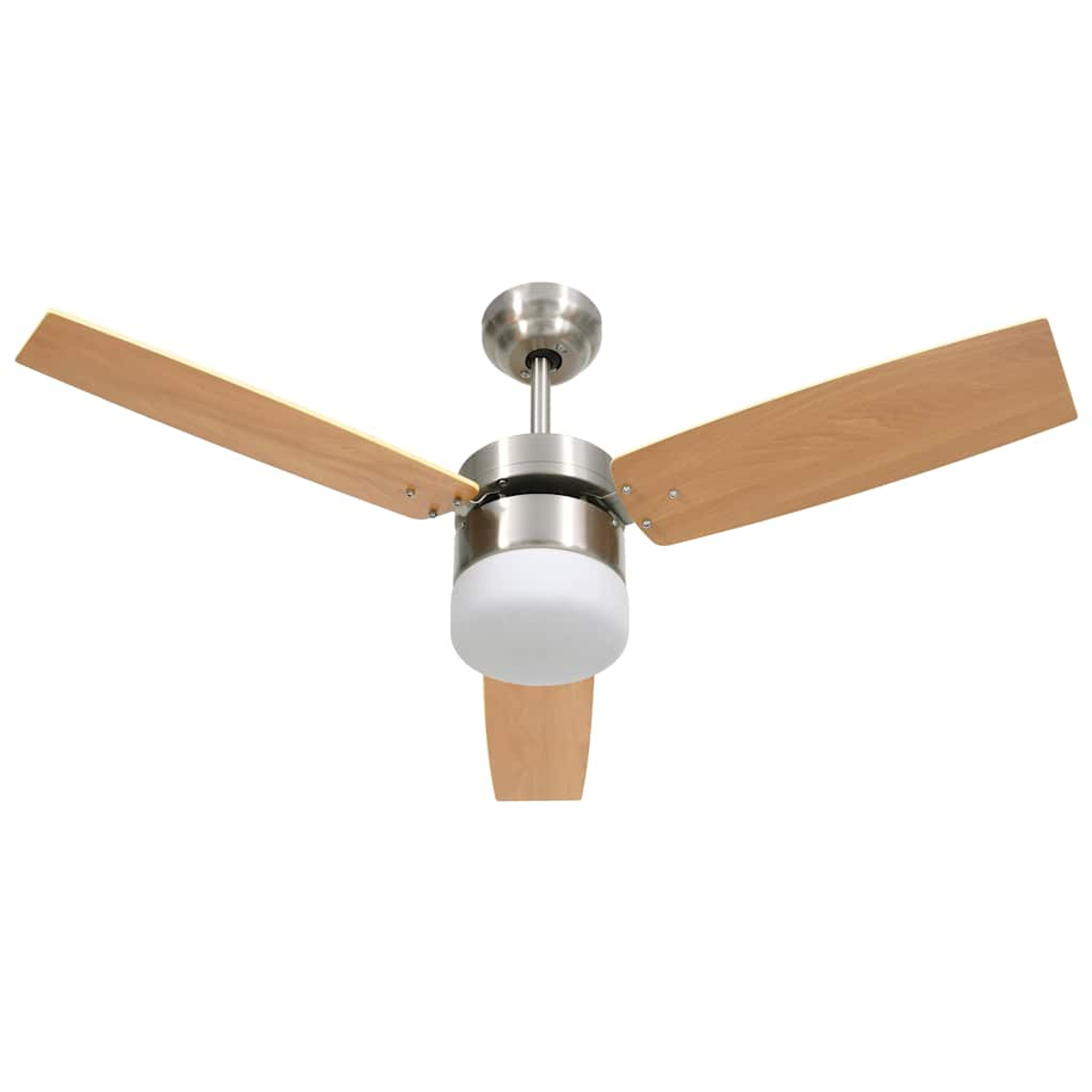 Un ventilador de techo con tres aspas de madera y una lámpara. El accesorio de metal tiene una luz blanca y redondeada. El fondo es blanco.