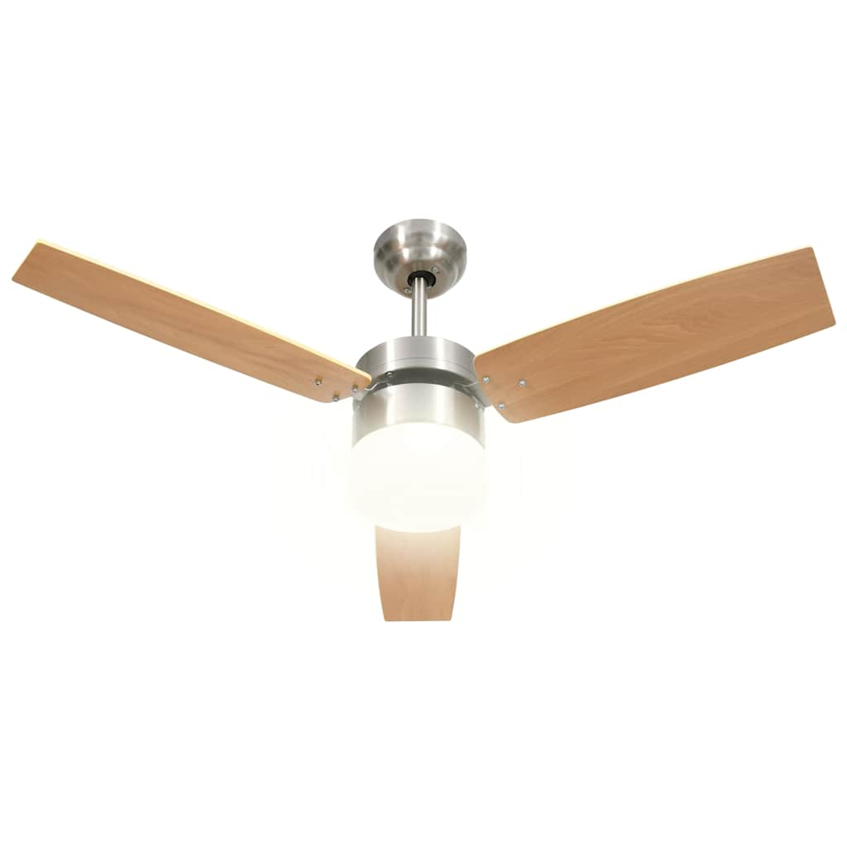 Un ventilador de techo con tres aspas de madera y una lámpara. El ventilador es plateado y blanco, sobre un fondo blanco.