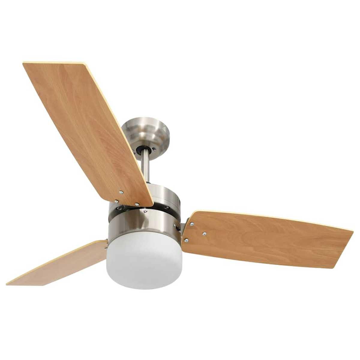 Un ventilador de techo con tres aspas de madera, una carcasa de motor plateada y una lámpara. Las aspas son de color marrón claro.
