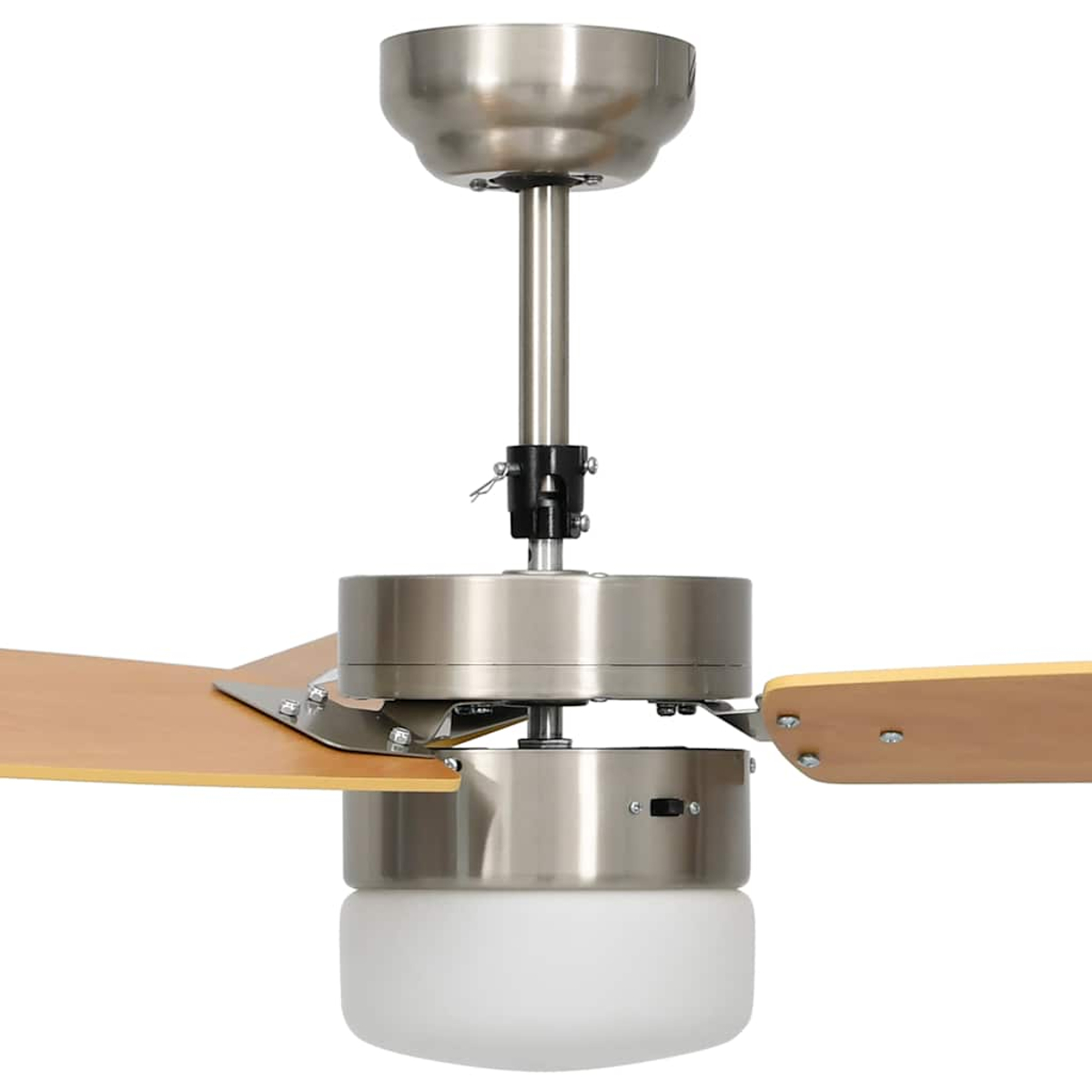 Ventilador de techo con tres aspas de madera, carcasa del motor plateada y una lámpara de vidrio esmerilado. El fondo es blanco.