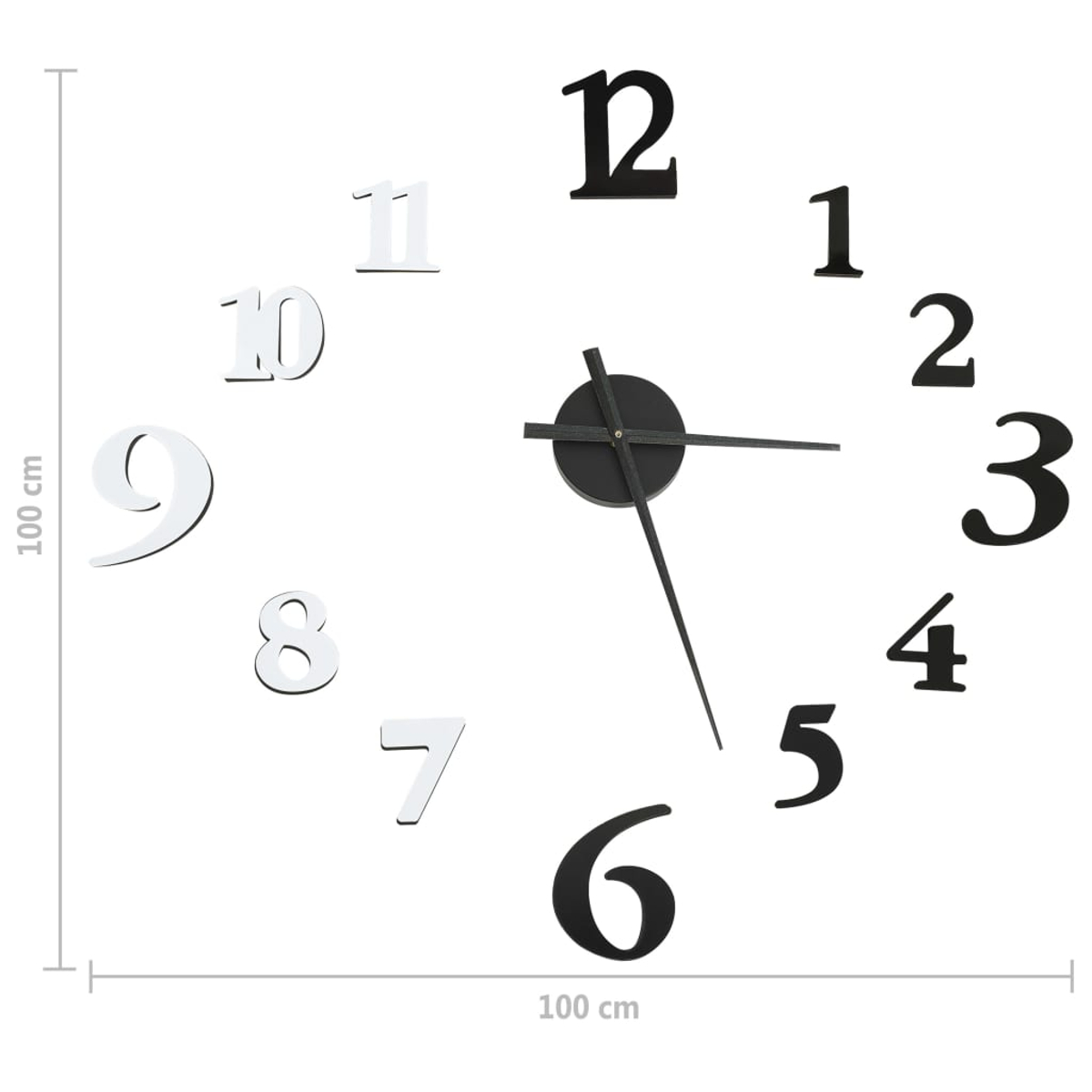 Eine Wanduhr mit schwarzen und weißen Zahlen. Die Zeiger zeigen auf etwa 6:27 Uhr. Das Zifferblatt hat die Maße 100 cm x 100 cm.