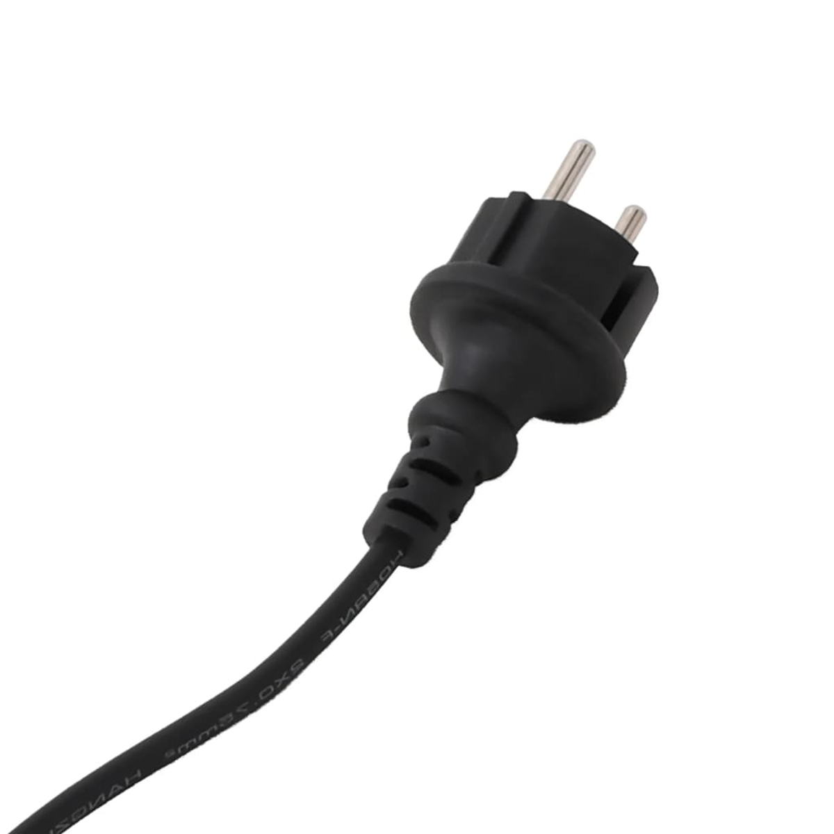 Ein schwarzer Netzstecker mit zwei Stiften und einem dicken Kabel ist zum Betrachter hin abgewinkelt, vor weißem Hintergrund.