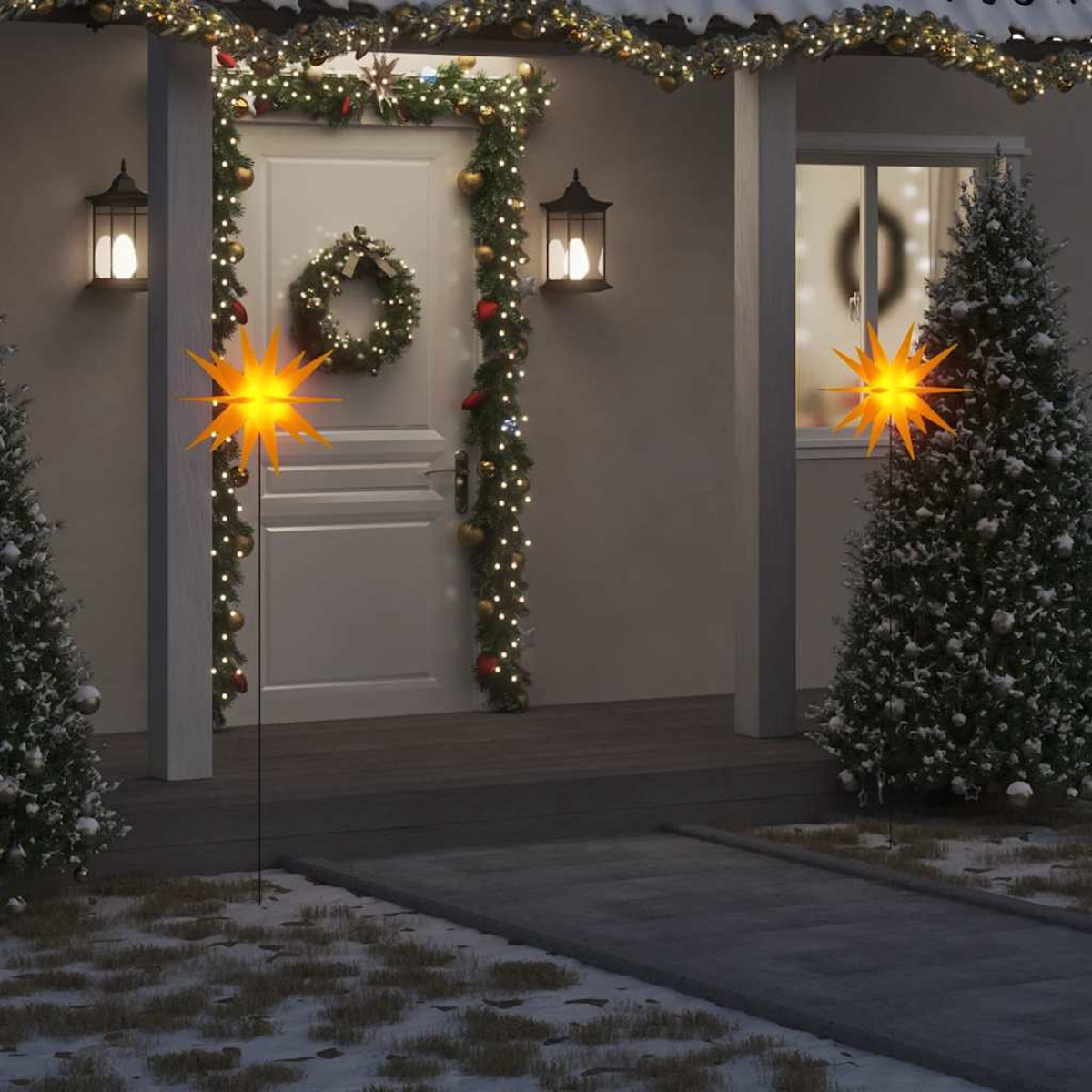 Ein Hauseingang mit Sternschmuck. Ein Weihnachtskranz an der Tür, schneebedeckte Bäume und ein Weg sind sichtbar.