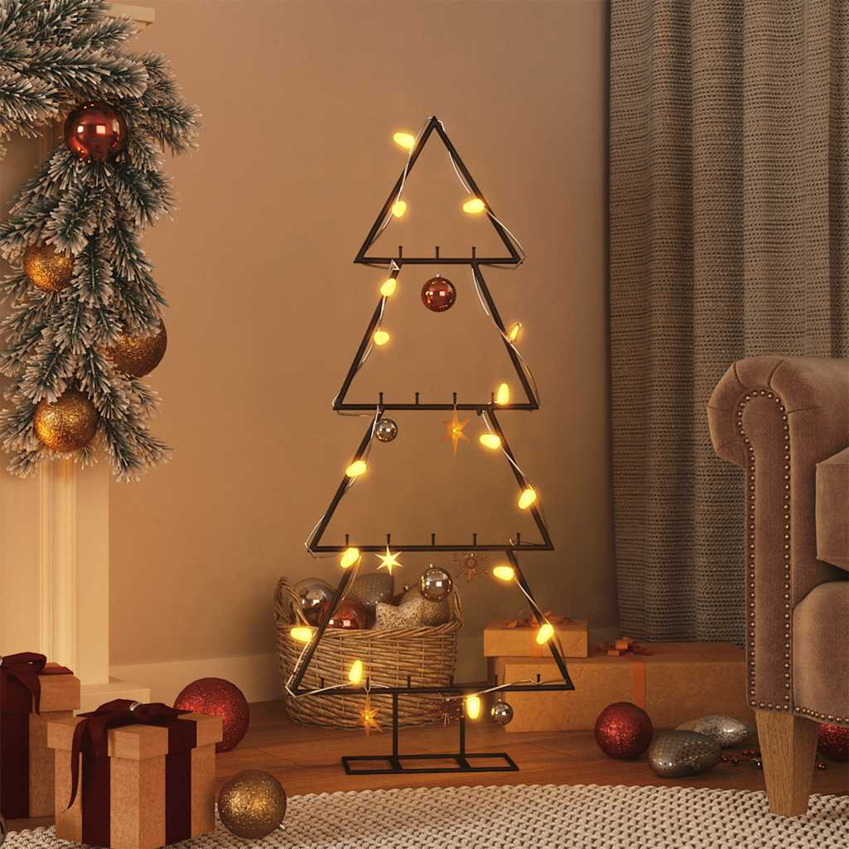 Ein Weihnachtsbaum aus Metall mit Lichtern, Ornamenten, Geschenken und einer Girlande. Im Hintergrund ein Vorhang und ein Sofa.