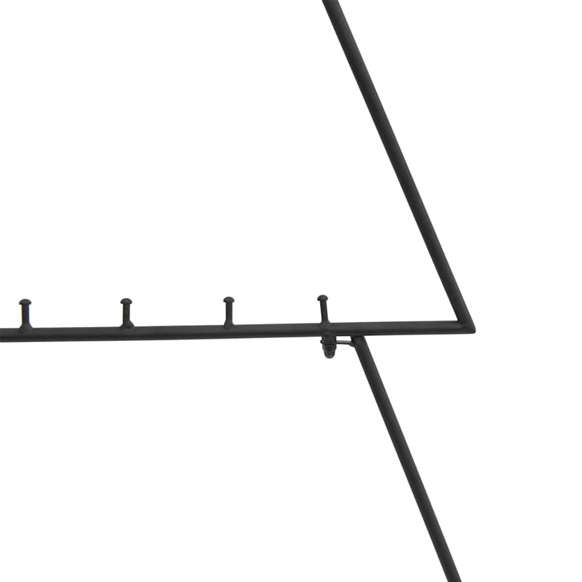 Schwarzer Metall-Rack-Rahmen mit Haken vor weißem Hintergrund. Abgewinkelte Linien bilden eine dreieckige Form.
