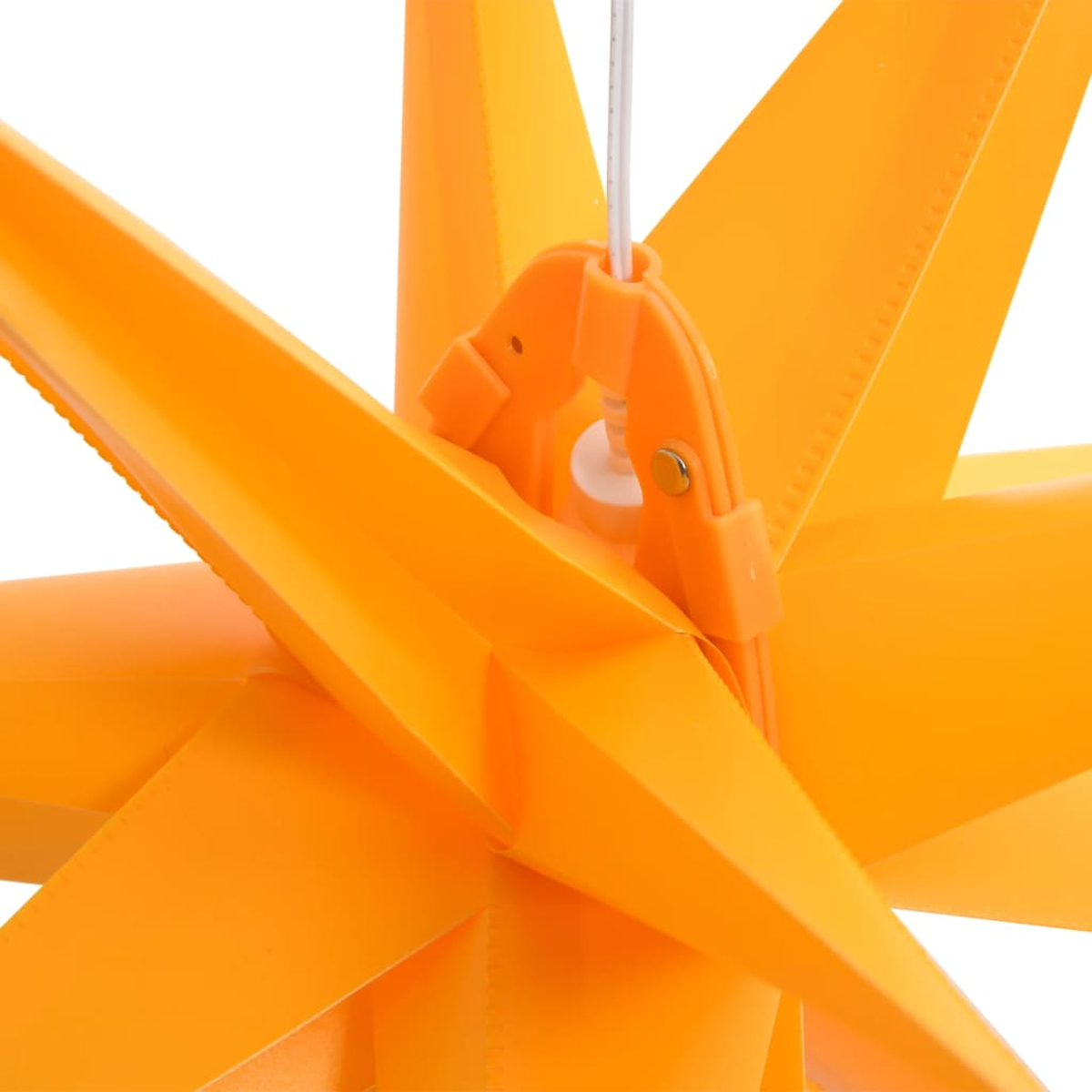 Nahaufnahme einer orangefarbenen Sternverzierung. Es besteht aus gefaltetem Kunststoff mit einer Aufhängeschnur. Der Stern hat scharfe Spitzen.