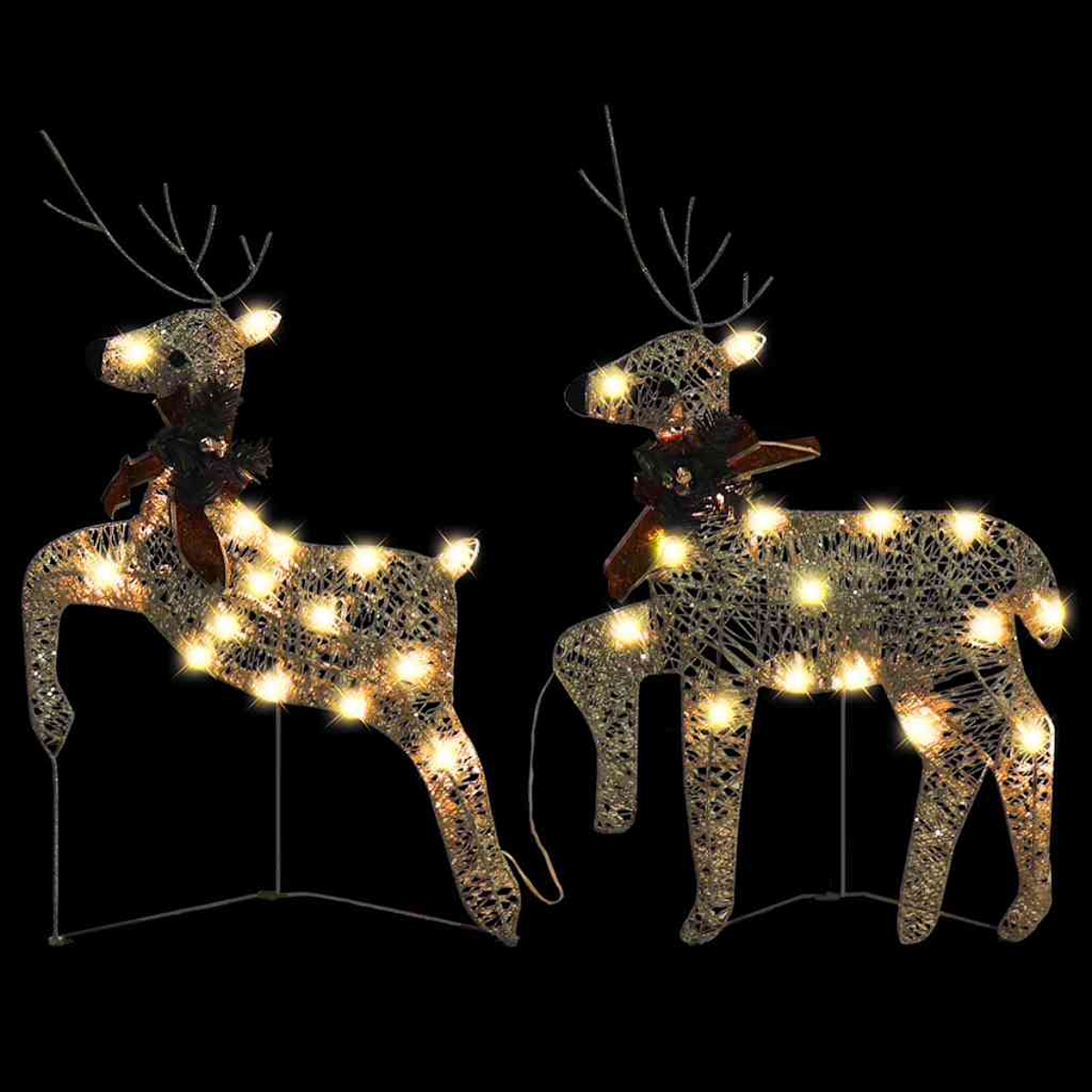 Zwei beleuchtete Rentierdekorationen mit Lichtern, Geweihen und Schals vor dunklem Hintergrund, für Weihnachten.