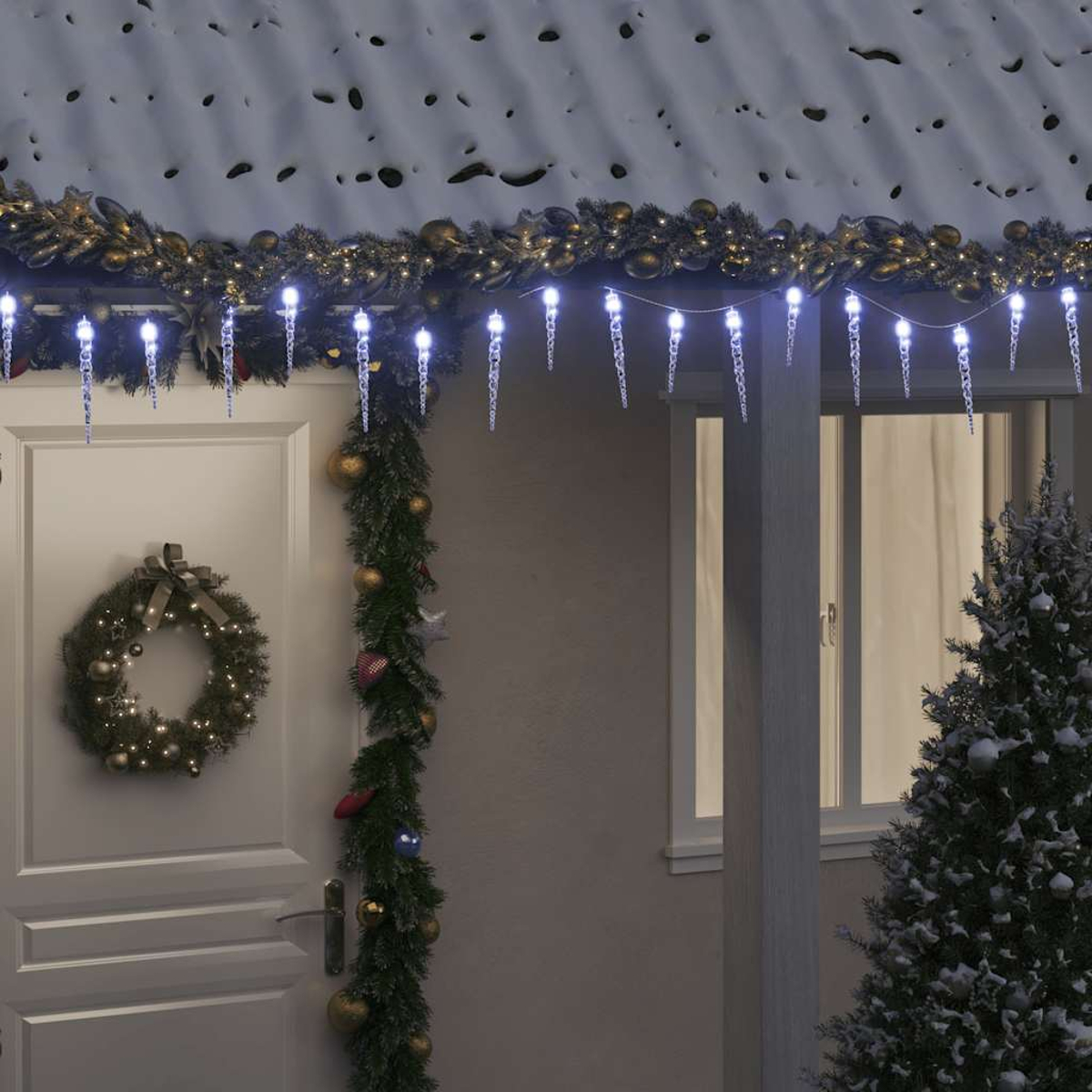 Ein weihnachtlich geschmücktes Haus mit Eiszapfenlichtern, einem Kranz, Girlanden und einem kleinen Weihnachtsbaum.