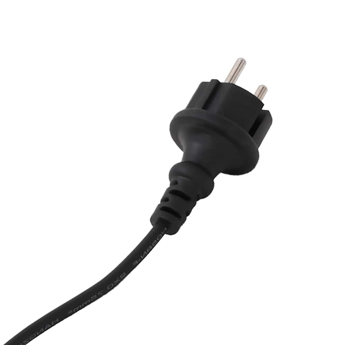 Ein schwarzer Netzstecker mit zwei Metallstiften und einem schwarzen Kabel auf weißem Hintergrund. Das Kabel hat eine Beschriftung.