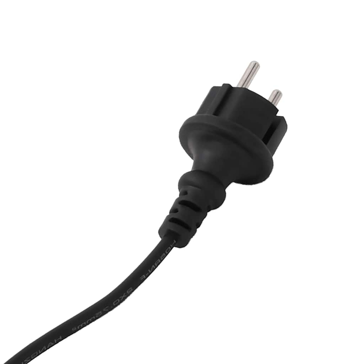 Ein schwarzer Netzstecker mit zwei Pins ist mit einem schwarzen Kabel verbunden. Der Stecker ist vor weißem Hintergrund abgewinkelt.