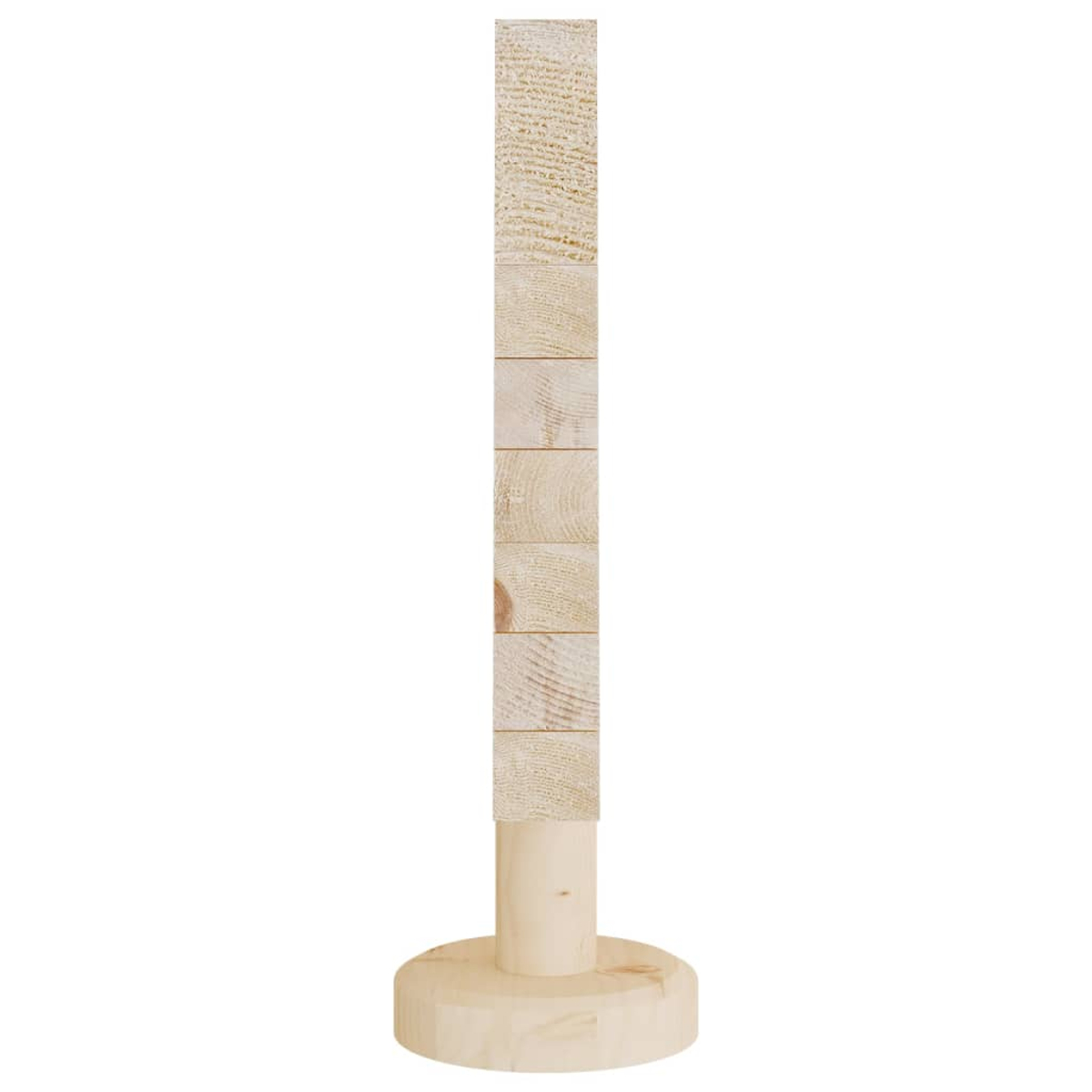 Ein Holzturm aus gestapelten Blöcken auf einem runden Sockel. Die Blöcke und der Sockel sind hellbraun.