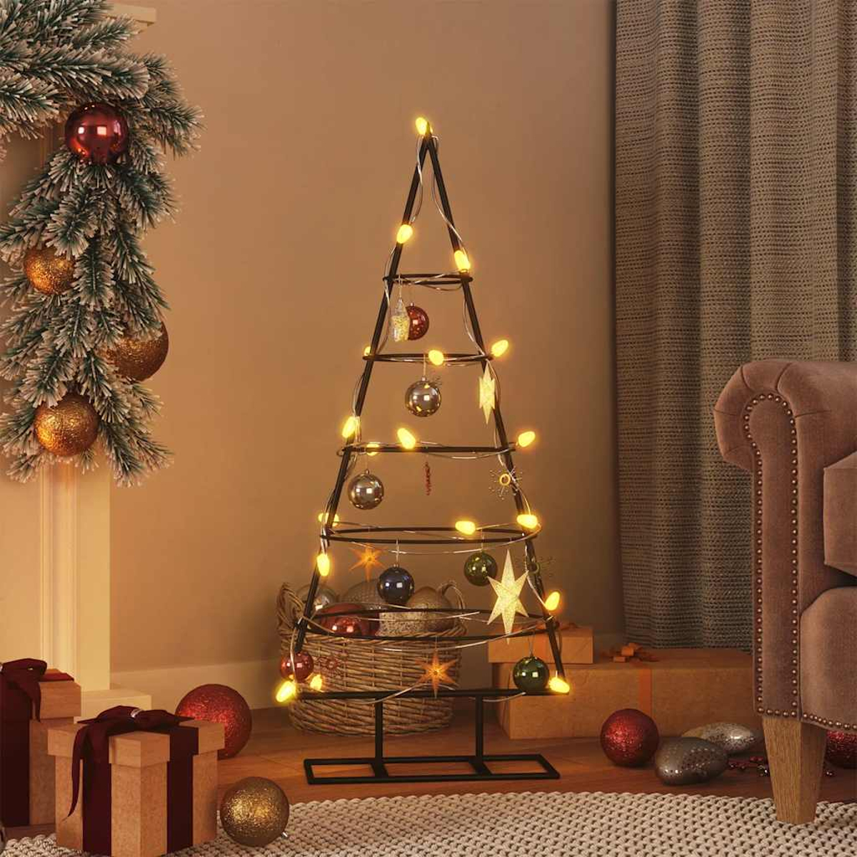 Ein Weihnachtsbaum aus Metall, geschmückt mit Lichtern und Ornamenten. Geschenke, Girlanden und ein Sofa sind ebenfalls im gemütlichen Raum zu sehen.