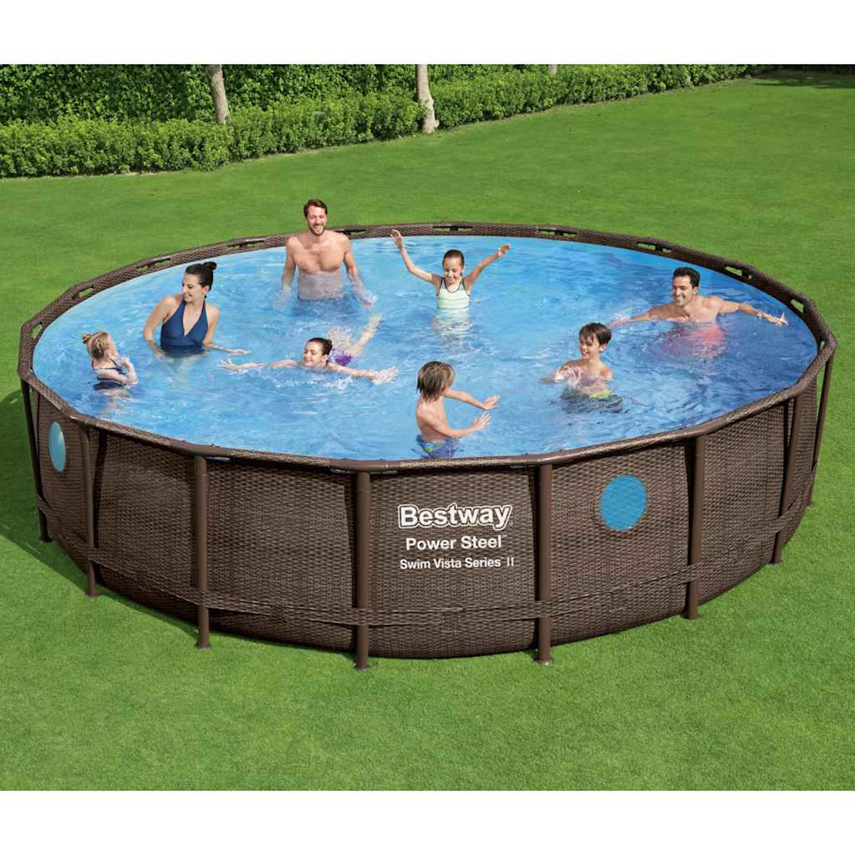 Gruppe von Personen in einem runden Pool. Braune Poolwände, blaues Wasser. Grünes Gras umgibt ihn.