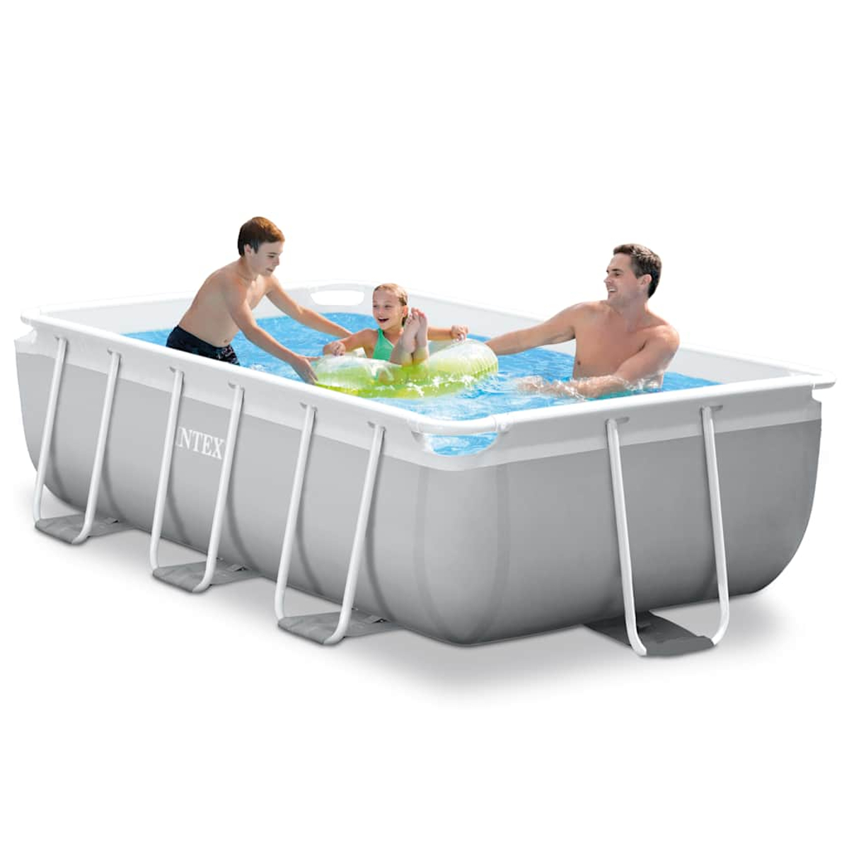 Ein Mann und zwei Kinder schwimmen in einem rechteckigen grauen Pool mit blauem Wasser.
