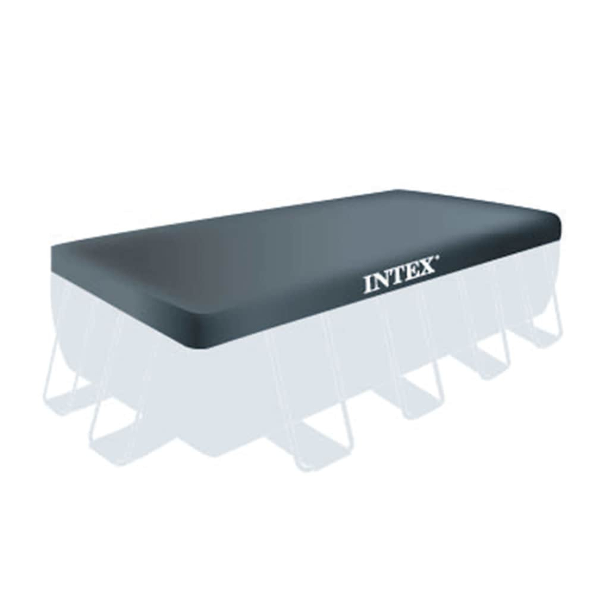 Eine graue Intex-Poolabdeckung liegt auf einem rechteckigen Pool, das Intex-Logo ist sichtbar. Der Rahmen des Pools ist teilweise sichtbar.