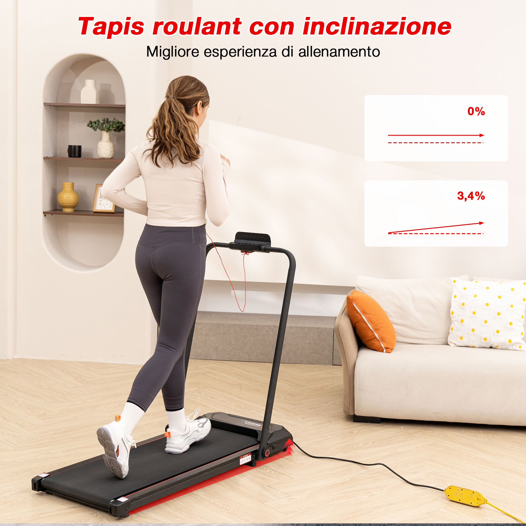 Una donna corre su un tapis roulant. Sullo sfondo, un divano e scaffali. Il tapis roulant ha pendenze.