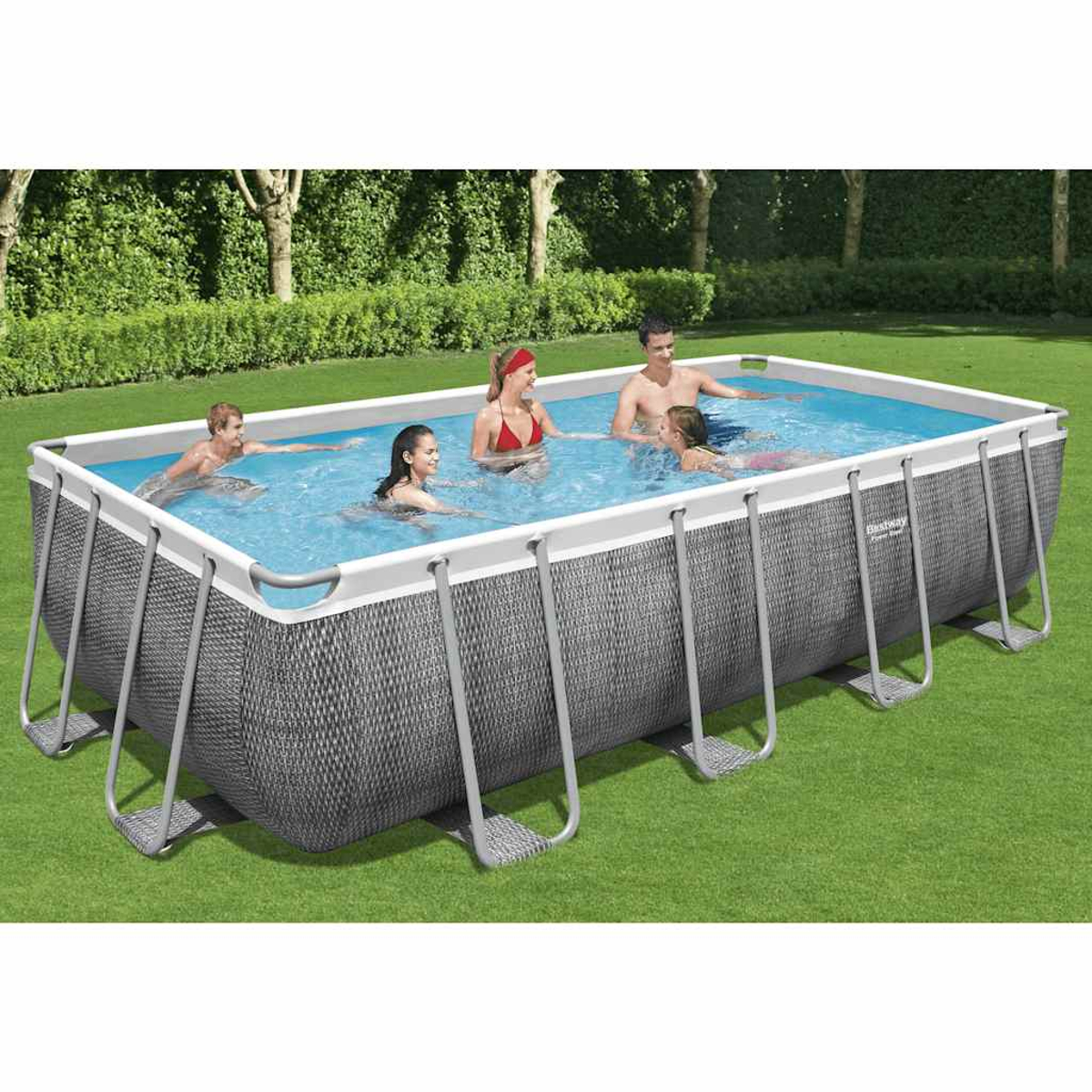 Ein rechteckiger Pool mit schwimmenden Menschen. Er steht auf einem grünen Rasen, im Hintergrund Bäume. Der Pool hat einen grauen Rahmen.