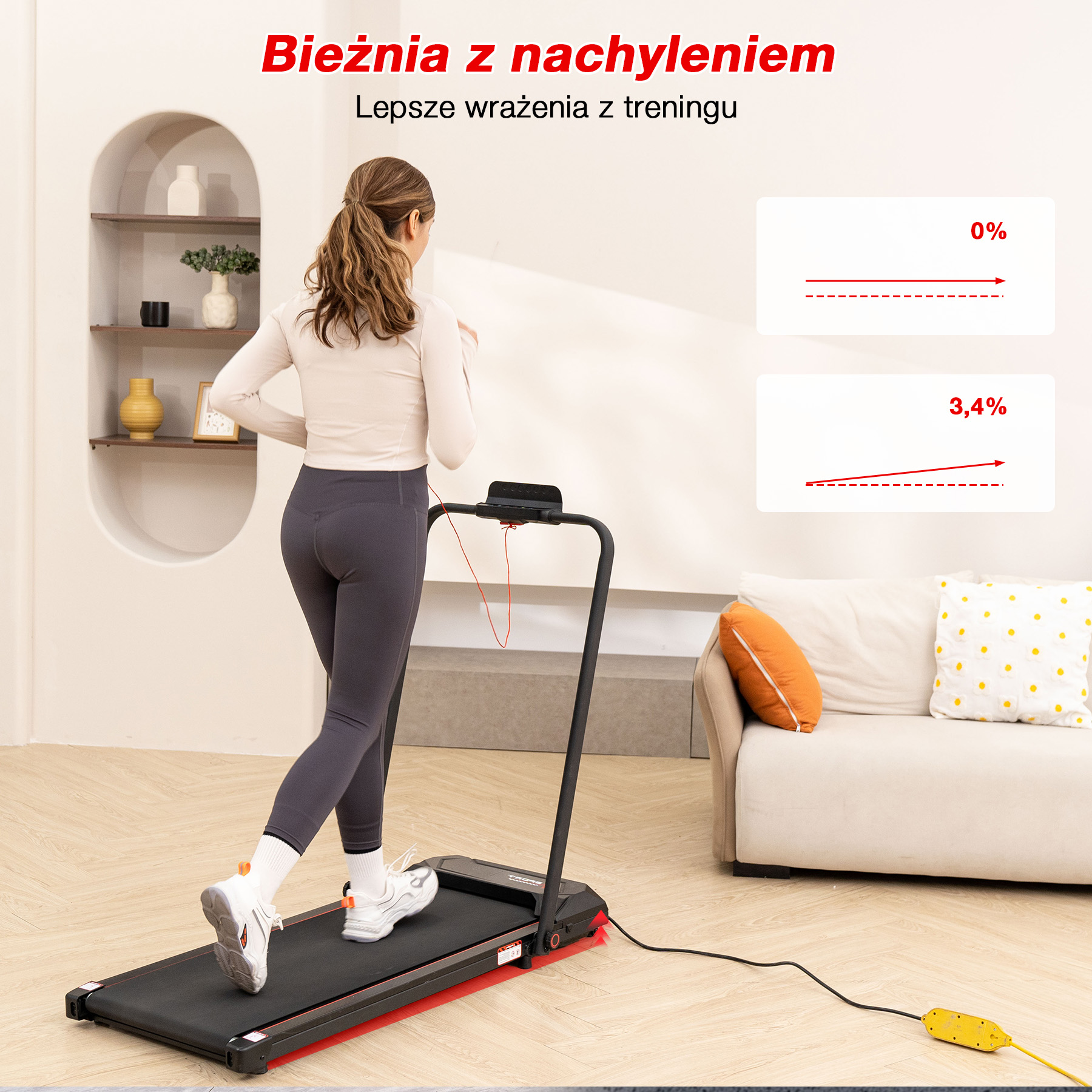 Kobieta biega na bieżni. Bieżnia ma czerwony pasek i znajduje się w pokoju z kanapą.