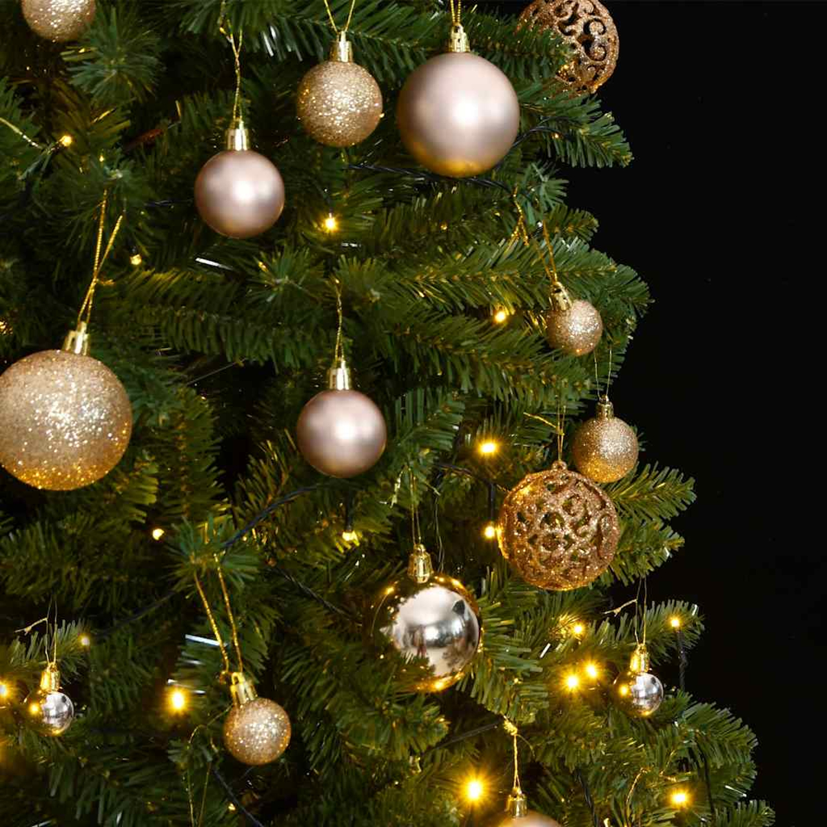 Ein geschmückter Weihnachtsbaum mit verschiedenen goldenen und silbernen Ornamenten und Lichtern auf schwarzem Hintergrund.