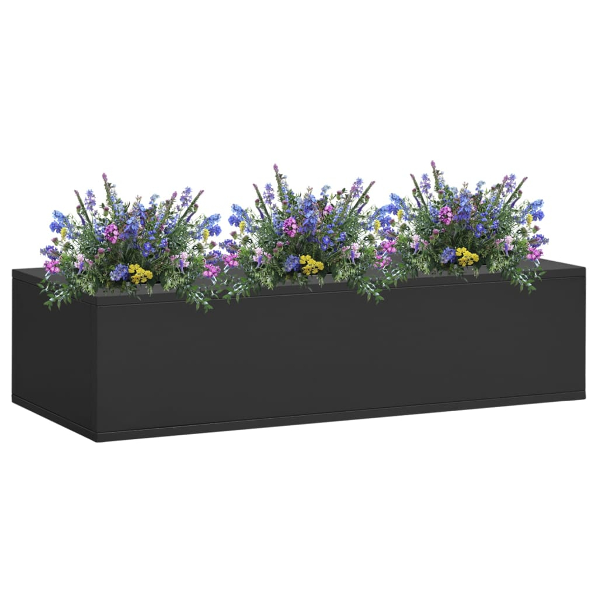 Ein rechteckiger schwarzer Pflanzkübel mit drei Abschnitten bunter Blumen, darunter lila, blaue und gelbe Blüten.