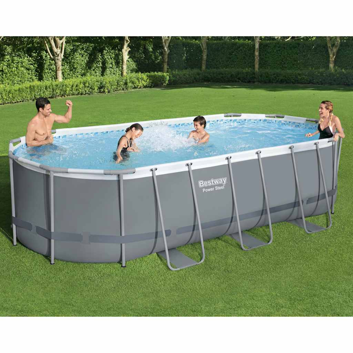 Vier Personen in einem grauen oberirdischen Pool auf Gras. Ein Mann hebt den Arm. Die anderen planschen mit Wasser.