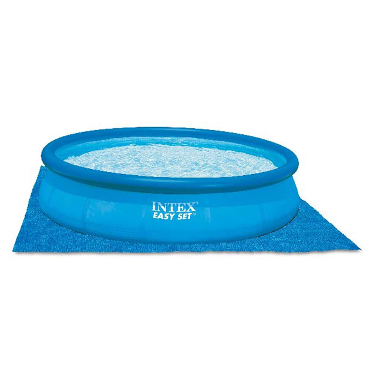 Ein blaues Intex Easy Set-Becken, gefüllt mit Wasser, auf einer blauen Bodenplane vor weißem Hintergrund.