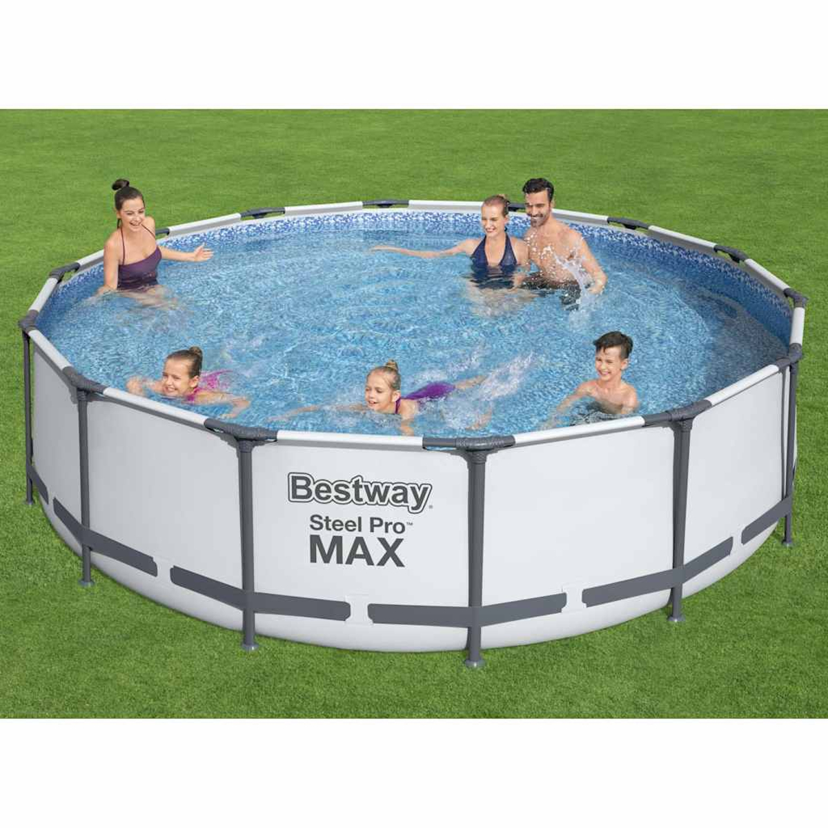 Eine Familie schwimmt in einem runden, oberirdischen Pool. Der Pool befindet sich auf einer Rasenfläche. Menschen in Badeanzügen schwimmen und lächeln.