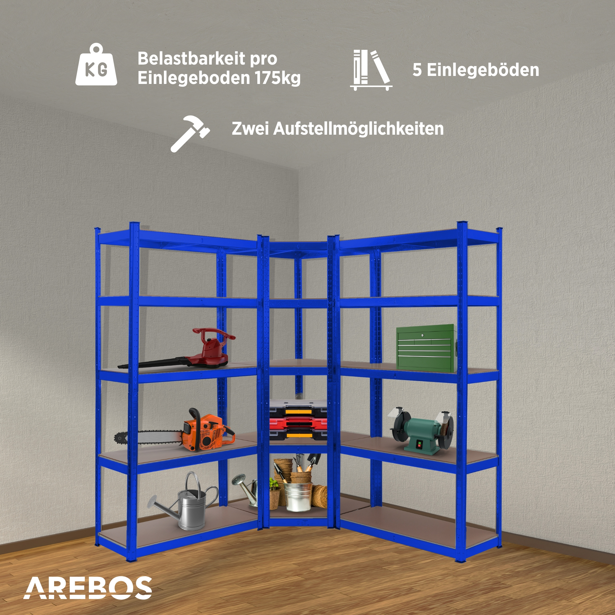 Blaue Regale mit Werkzeugen wie Kettensäge, Schleifmaschine und Gießkanne. Hintergrund mit Wand und Holzboden.