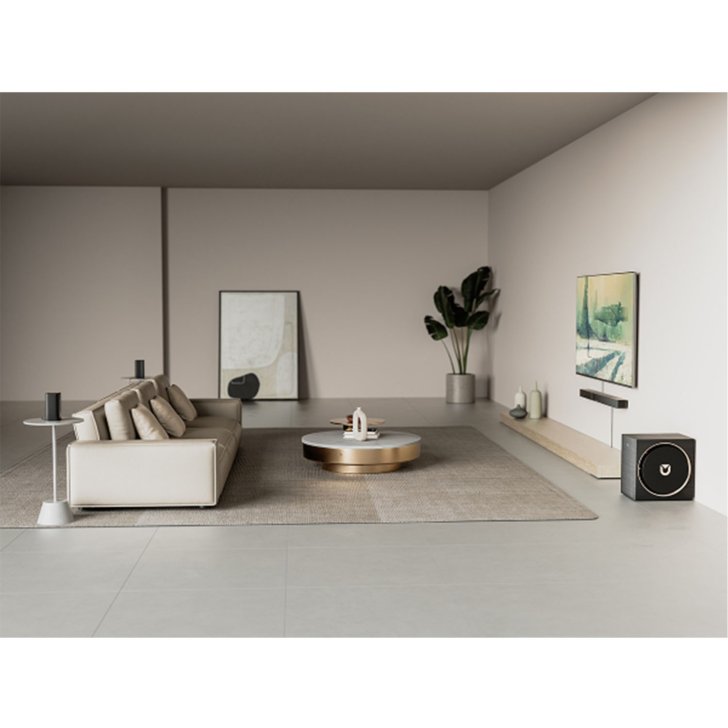 Nowoczesny salon z beżową sofą, stolikiem kawowym, dużym telewizorem, systemem dźwiękowym i dekoracyjnymi roślinami.