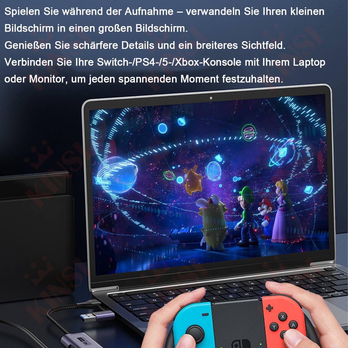 Ein Laptop zeigt eine Spielszene mit Charakteren. Ein Controller wird davor gehalten. Deutscher Text deutet auf Konsolenverbindung hin.
