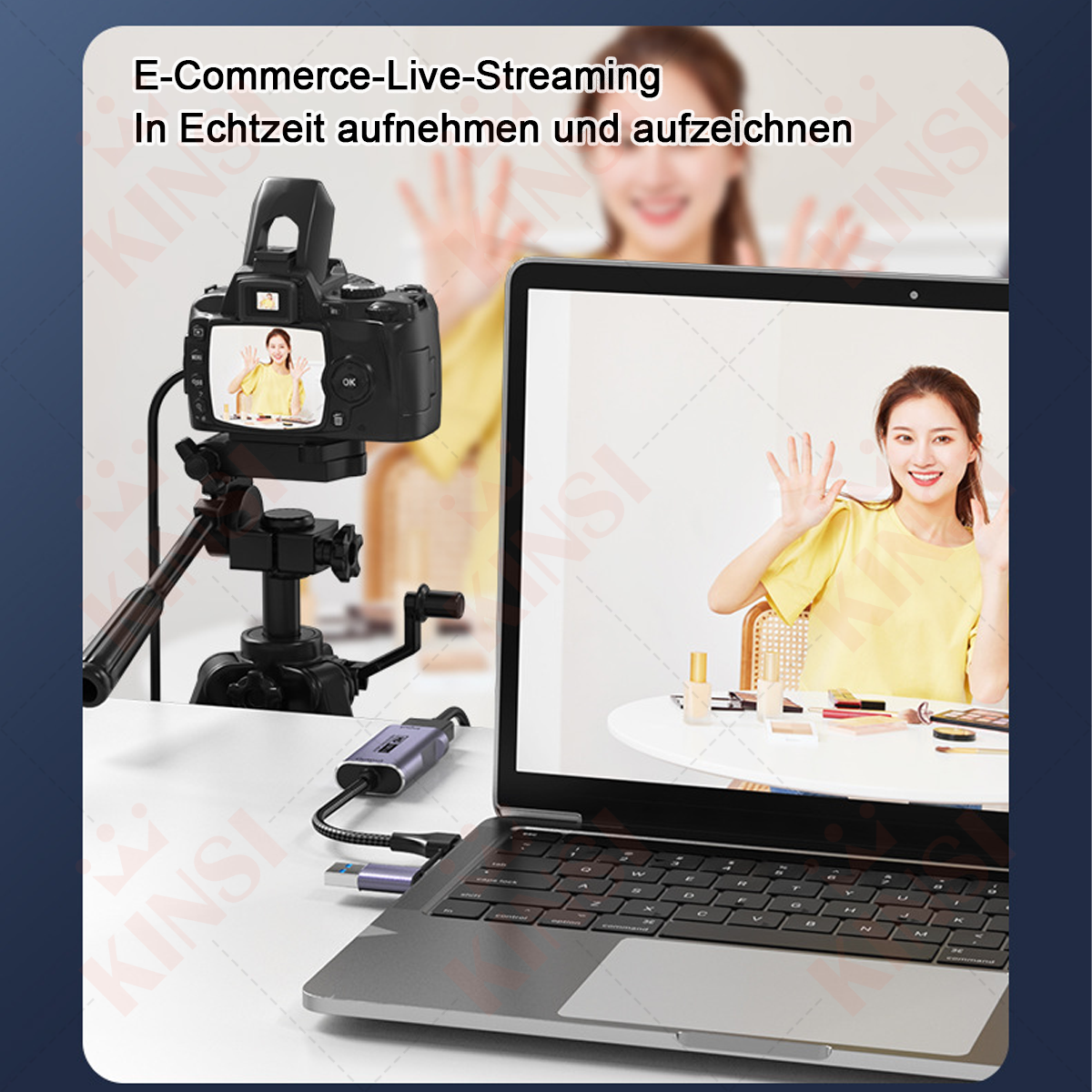 Eine Frau streamt live, sichtbar auf einem Laptop-Bildschirm. Eine Kamera zeichnet die Szene auf. Ein Stativ, ein Konverter und ein Laptop stehen auf einem weißen Tisch.