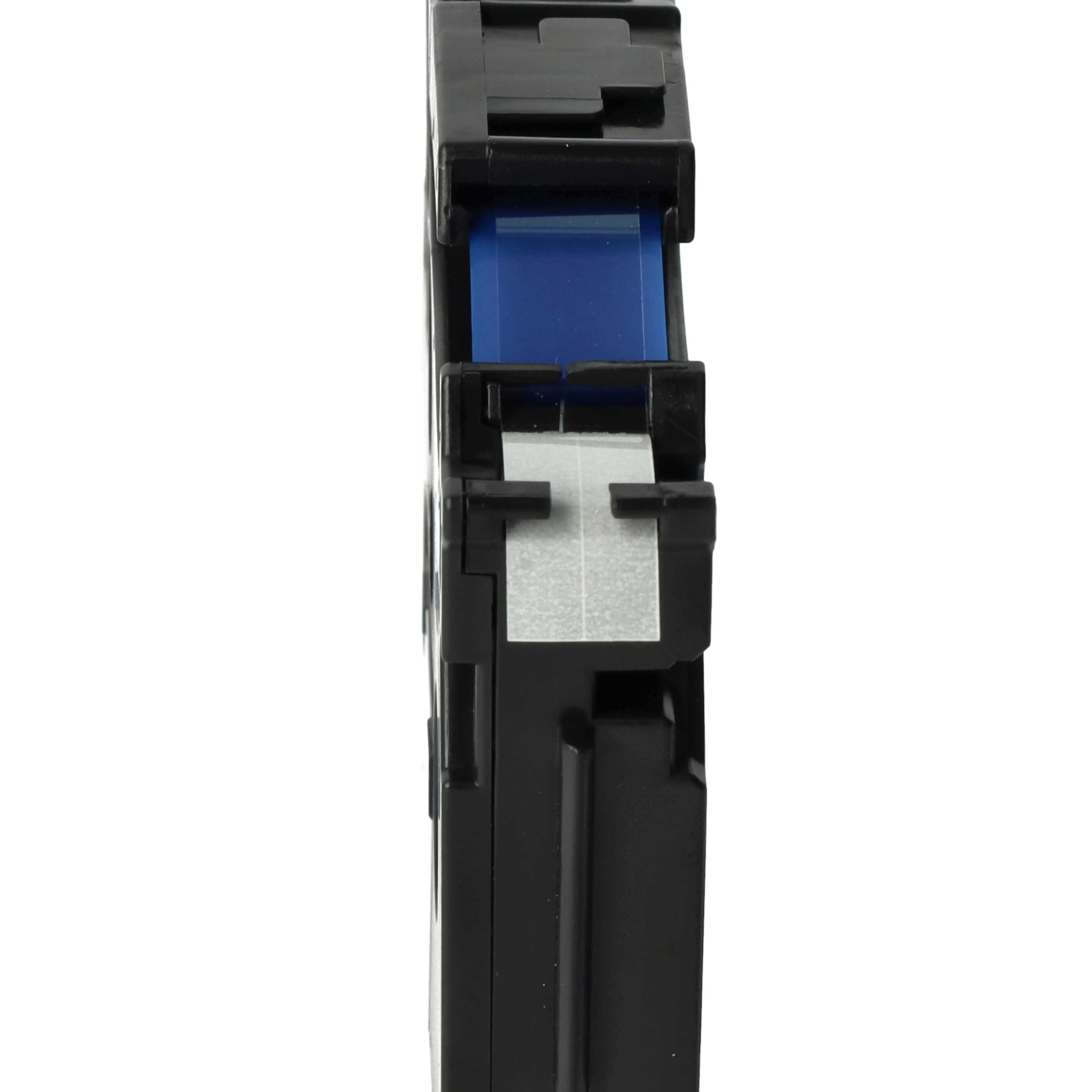 Eine schwarze Bandkassette mit sichtbarem blauem Band. Dahinter ein weißer Hintergrund.