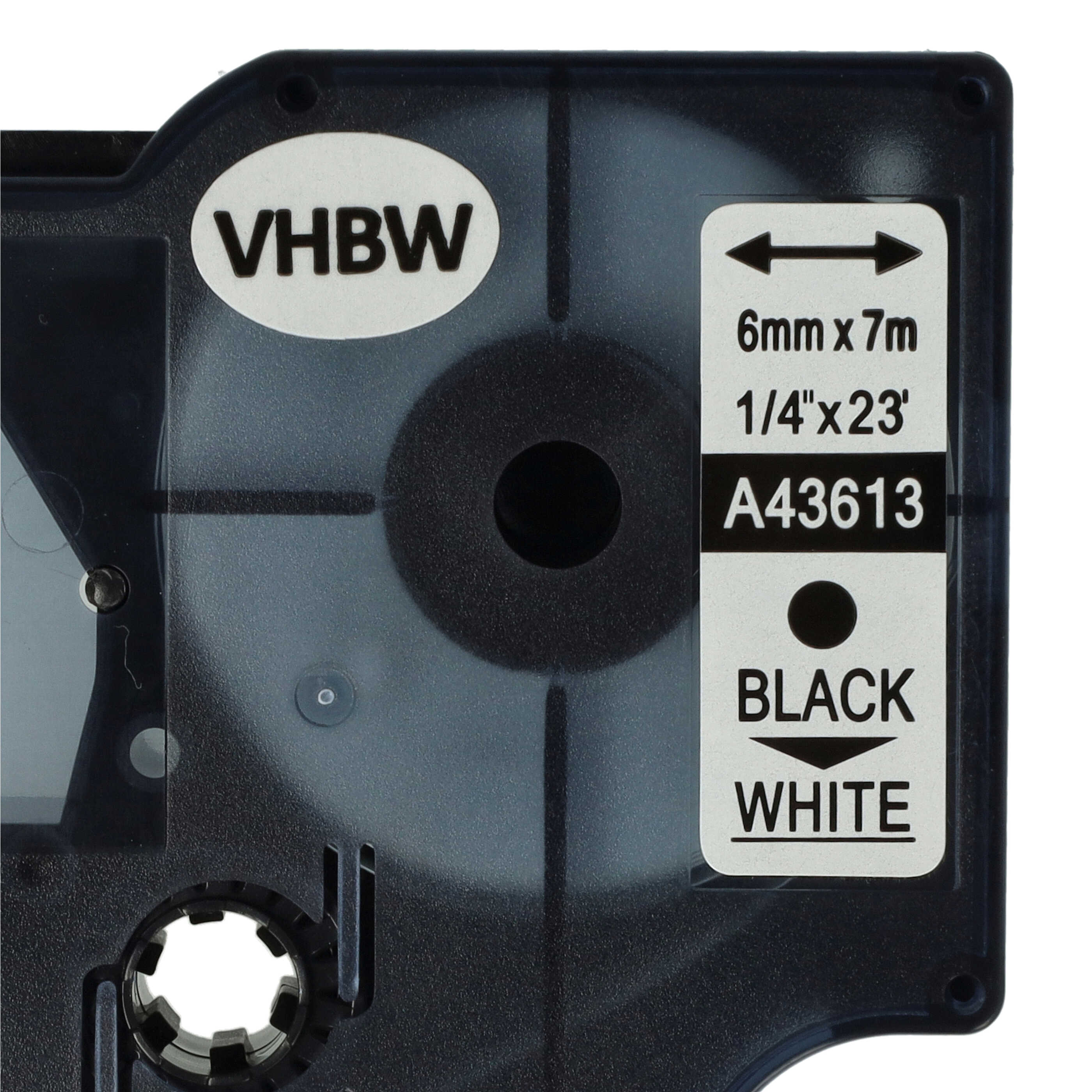 Nahaufnahme einer schwarz-weißen Etikettentape-Kassette. Text enthält VHBW, Abmessungen und A43613. Schwarz-weißes Farbschema.