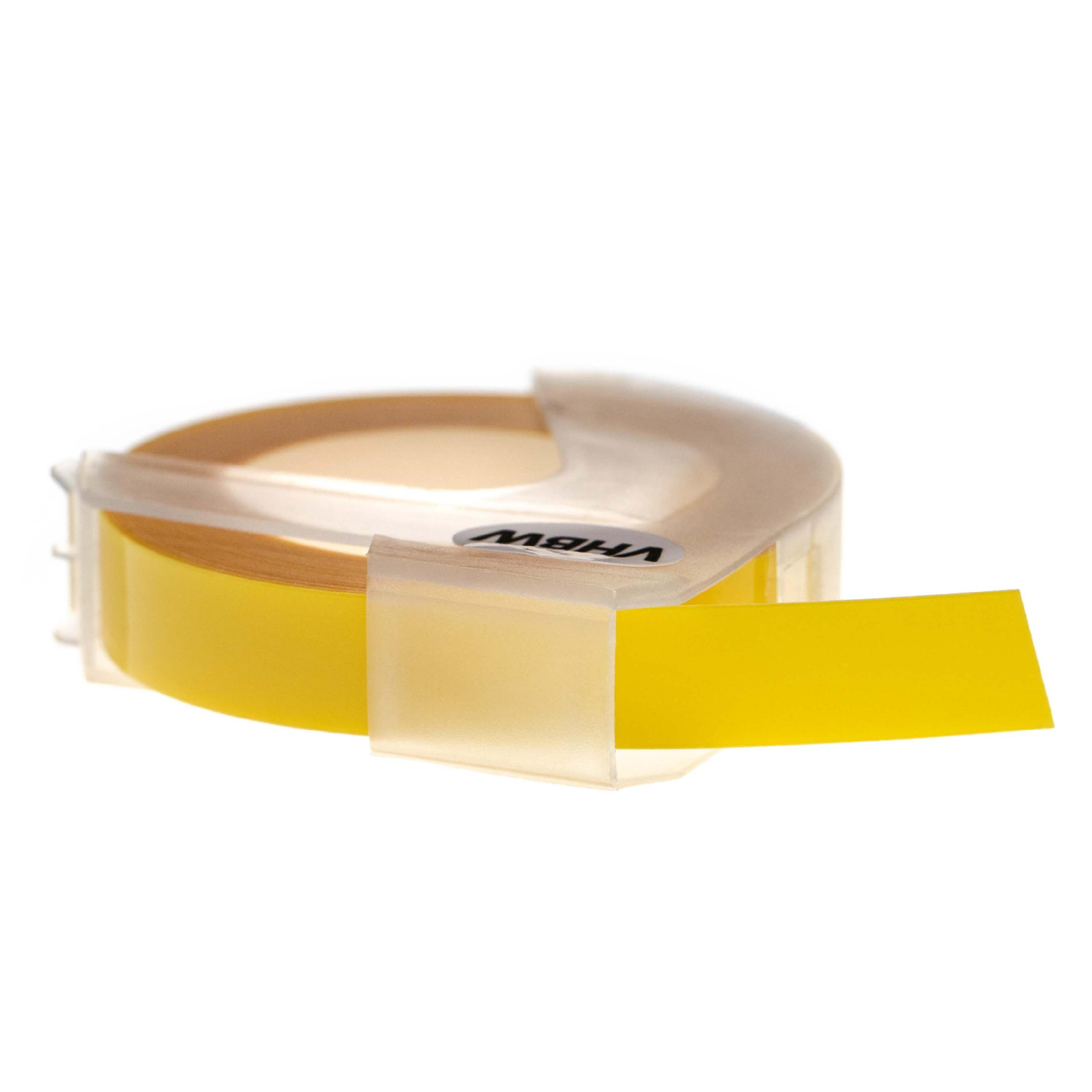 Eine Rolle gelbes Klebeband. Das Klebeband befindet sich in einem transparenten Kunststoffspender. Der Hintergrund ist weiß.